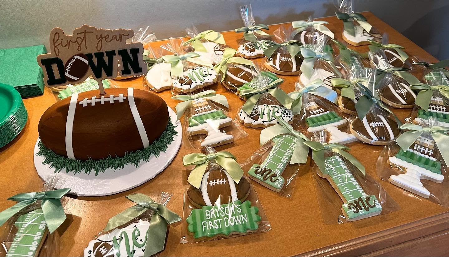 First birthday down for Bryson! 🏈 

#firstyeardown #footballbirthday #louisvillebakery #kybakery #bakery #themixingbar #themixingbarbakery #customcake #customcookies #footballsugarcookies #sugarcookies