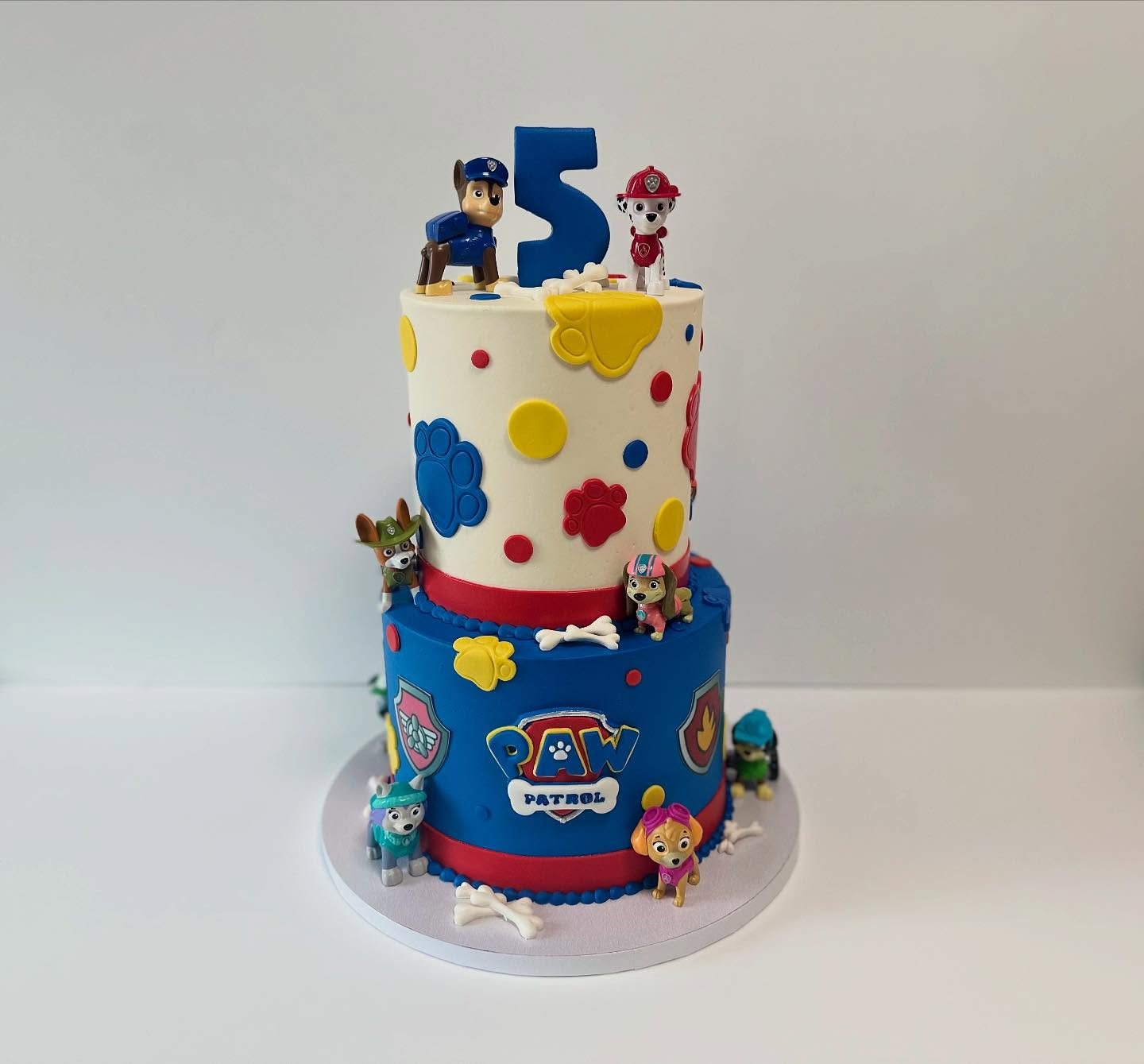 No cake is too big, no pup is too small! Happy 5th birthday to this paw patrol loving kiddo! 🐶 🐾 🚨

#birthdaycakes #pawpatrolcake #pawpatrol #pawpatrolcakes #birthday #customcake #cake #bakery #themixingbar #ky