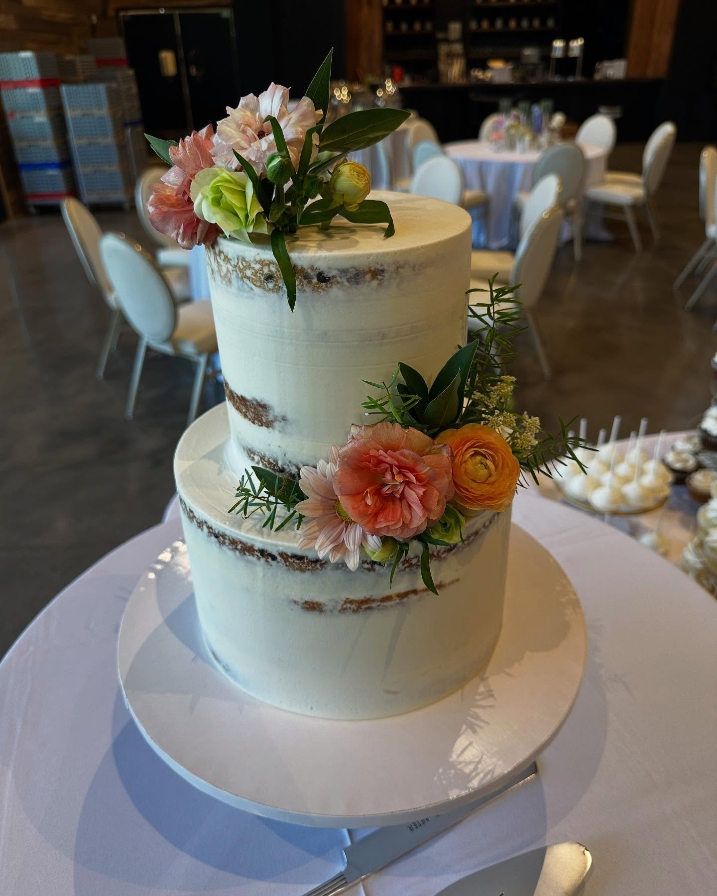 Maddie &amp; Ben&rsquo;s wedding from this past weekend included a cutting cake, grooms cake (totally forgot to take a picture), cupcakes, cake pops and cookies (excluding the thumbprints)
- swipe to see the dessert spread! 💐🧁💕
#weddingseason #wed