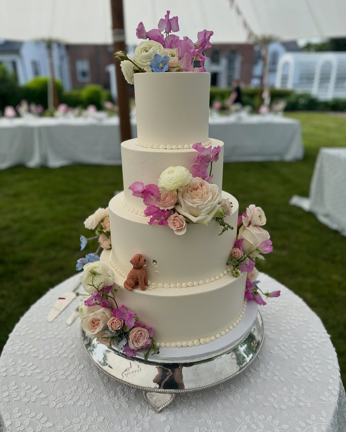 A true stunner for Amelia &amp; Andy! 💐🌷

#weddingcakes #weddingseason #summerwedding #weddings #cake #ky #louisvilleky #custombakery #bakery #weddingcake