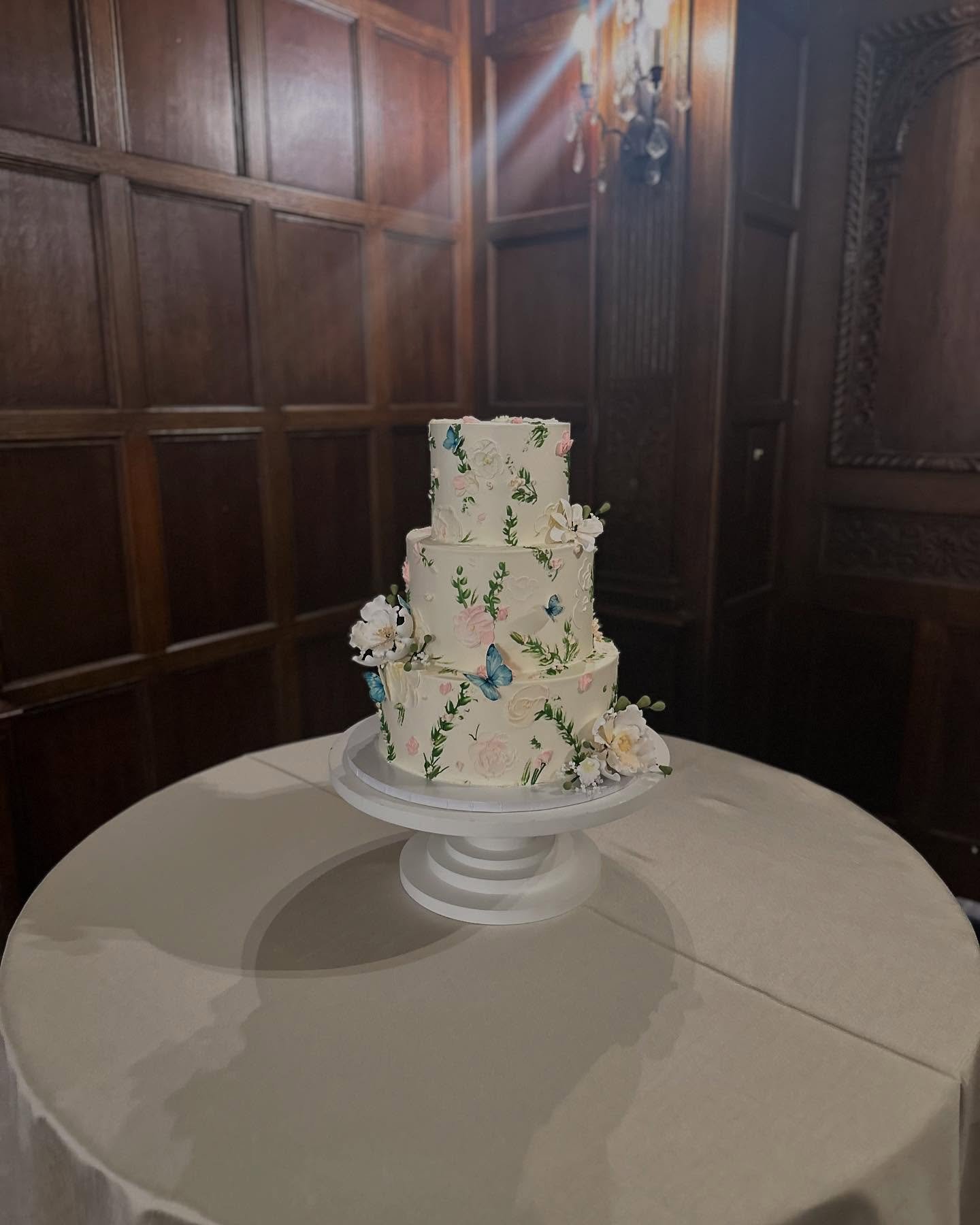 Happy Wedding Day to Gabby and Graham! 🌸🌷

#wedding #weddingcakes #weddingseason #cakes #ky #bakery #sugarflowers #paintedcake #buttercream #paintedbuttercream #flowers