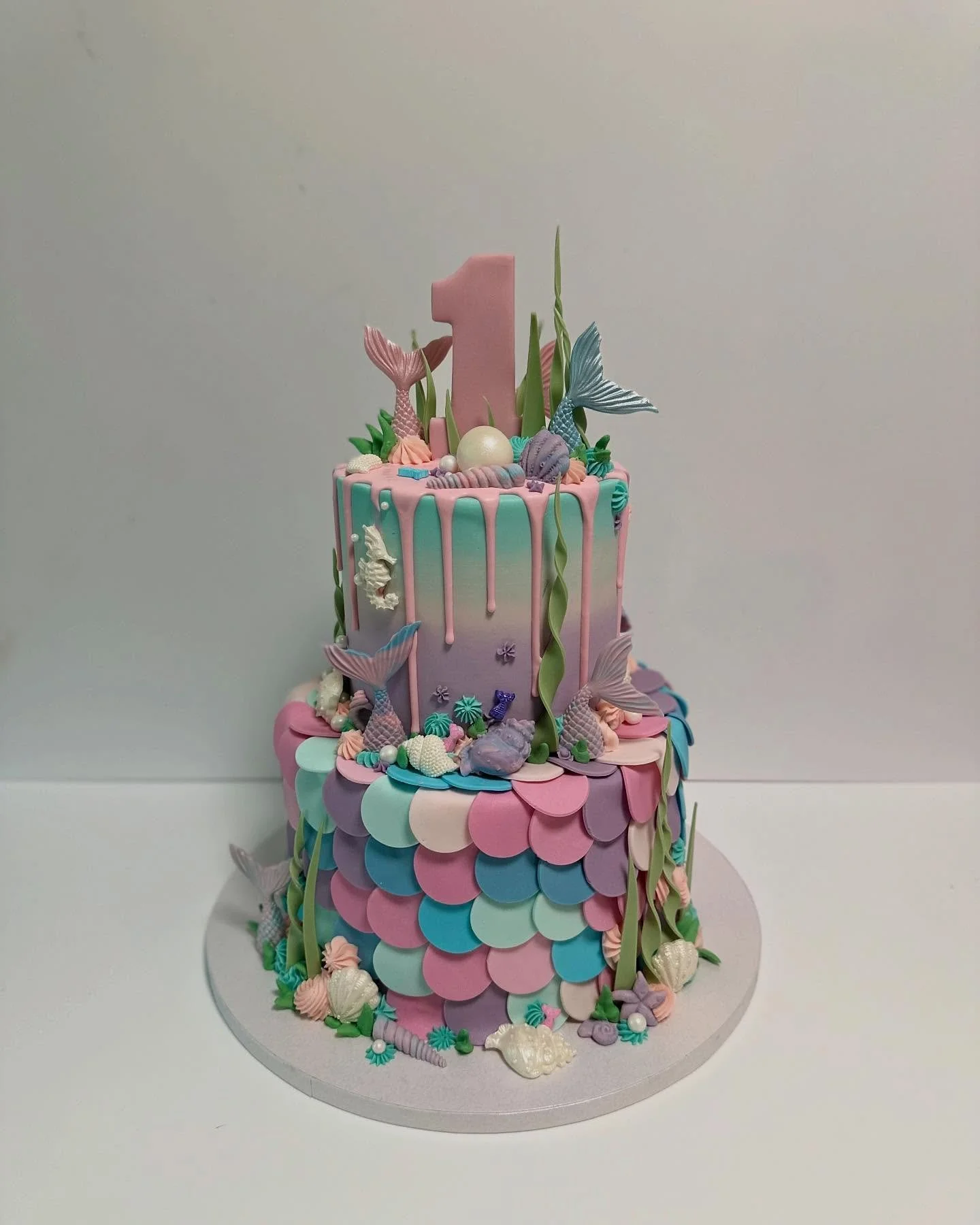 In her mermaid world 🧜&zwj;♀️ 🌊 🐚 

#birthday #birthdaycakes #bakery #ky #louisville #louisvilleky #customcake #cakes #local #smallbusiness #custombakery