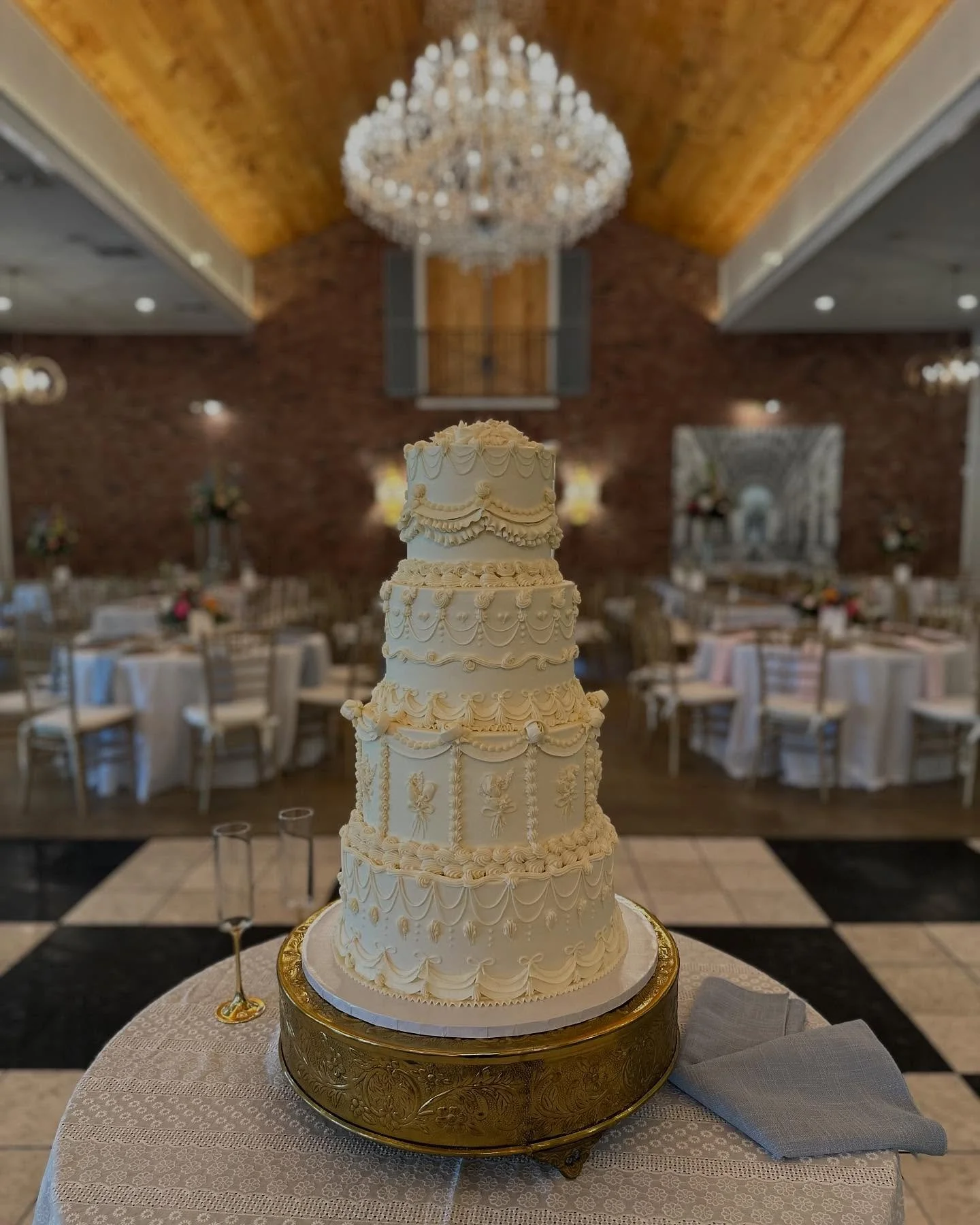 Happy Wedding Day to Kaylyn and Hunter! ❤️ 🎀 

#weddingcake #cake #weddingseason #ky #louisvillebaker #wedding #weddings #kentucky #kentuckywedding #custom #customcakes