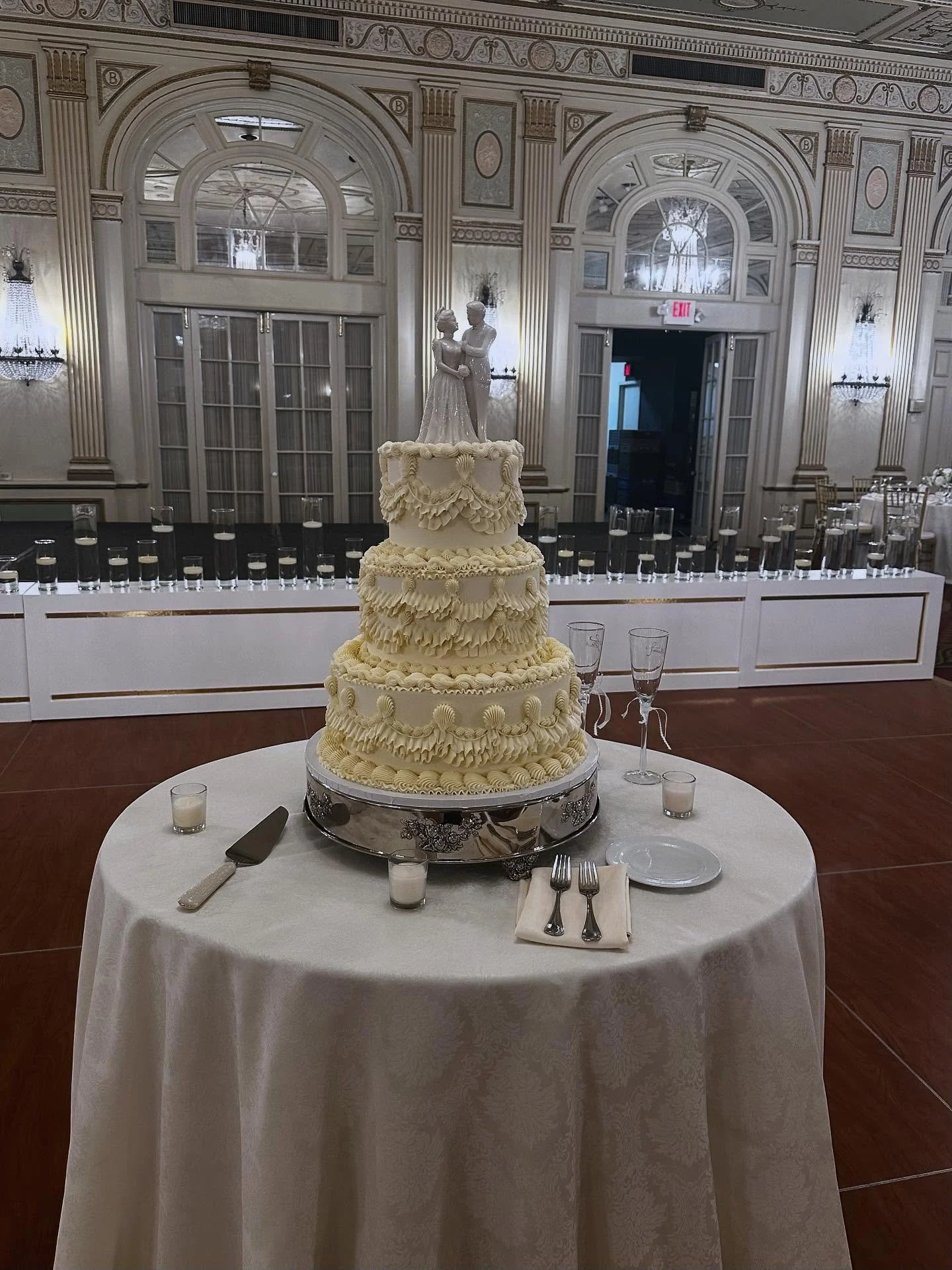 Happy Wedding Day to Brooke and Chris! 💒 🤍

#weddingcake #weddings #vintagecake #vintagepiping #weddingseason #fallwedding #louisville #ky #local #localbakery #bakery #weddingcakes