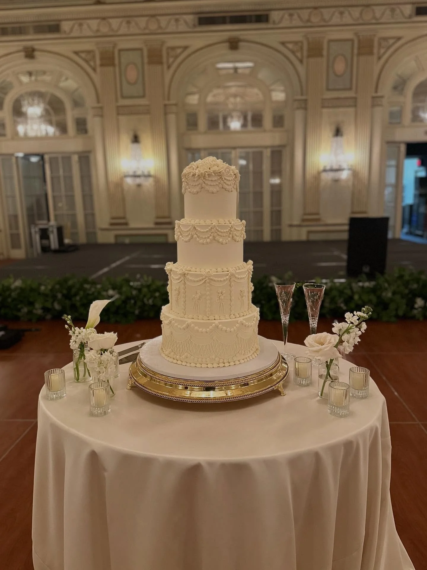 Emily and Richard&rsquo;s cake from this past weekend 🤍

#weddingcake #weddingcakes #weddingseason #weddings #custombakery #bakery #louisvillecakes #cake #ky #kywedding #louisvillewedding #louisvilleweddings