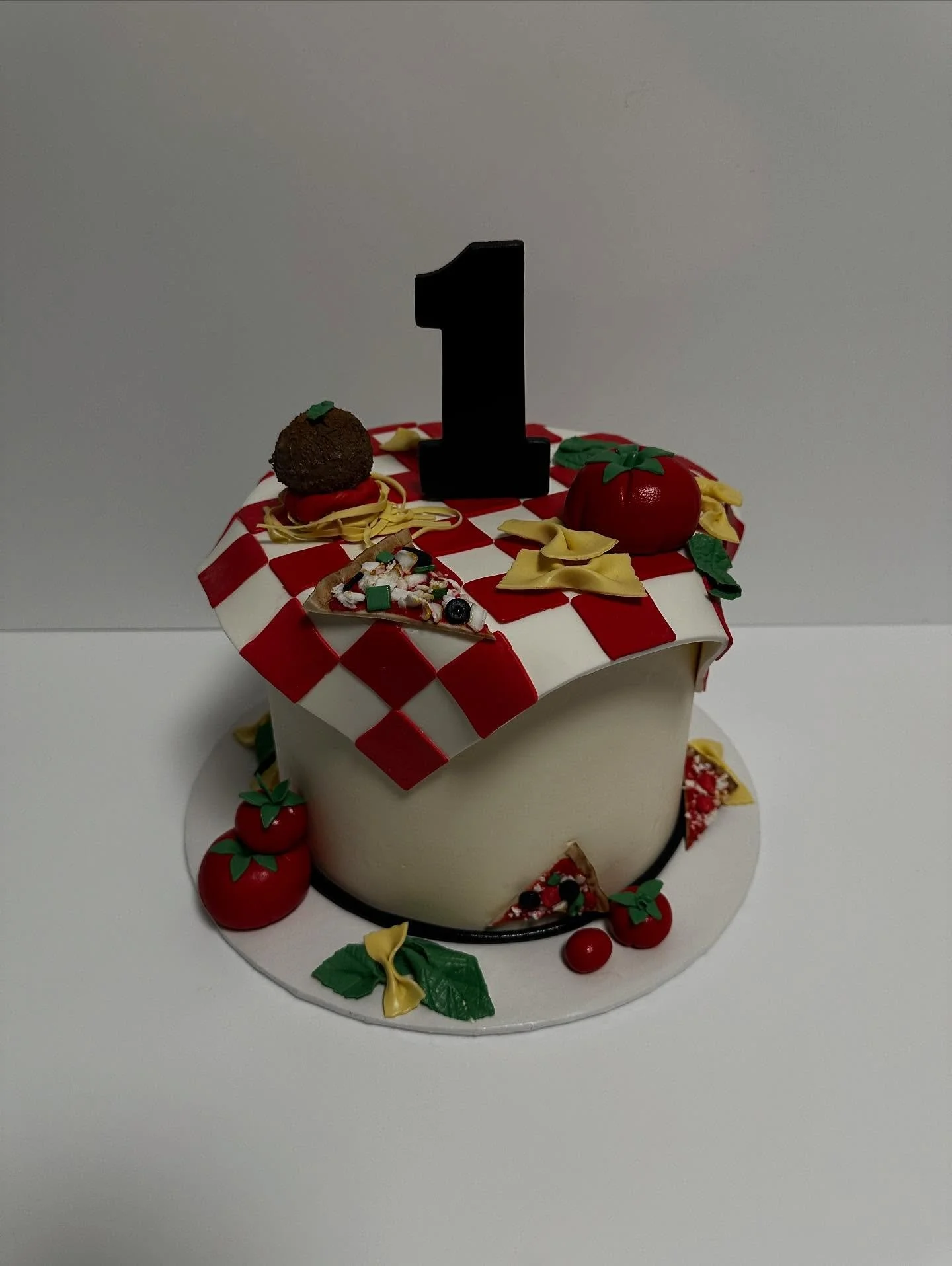 This little meatball turned 1! 🍅🍝🍕

#birthdaycake #meatball #italianfoodlover #cake #bakery #louisvillebakery #customcake #ky #smashcake #pizzapie #pizzacake #italianfood #pasta