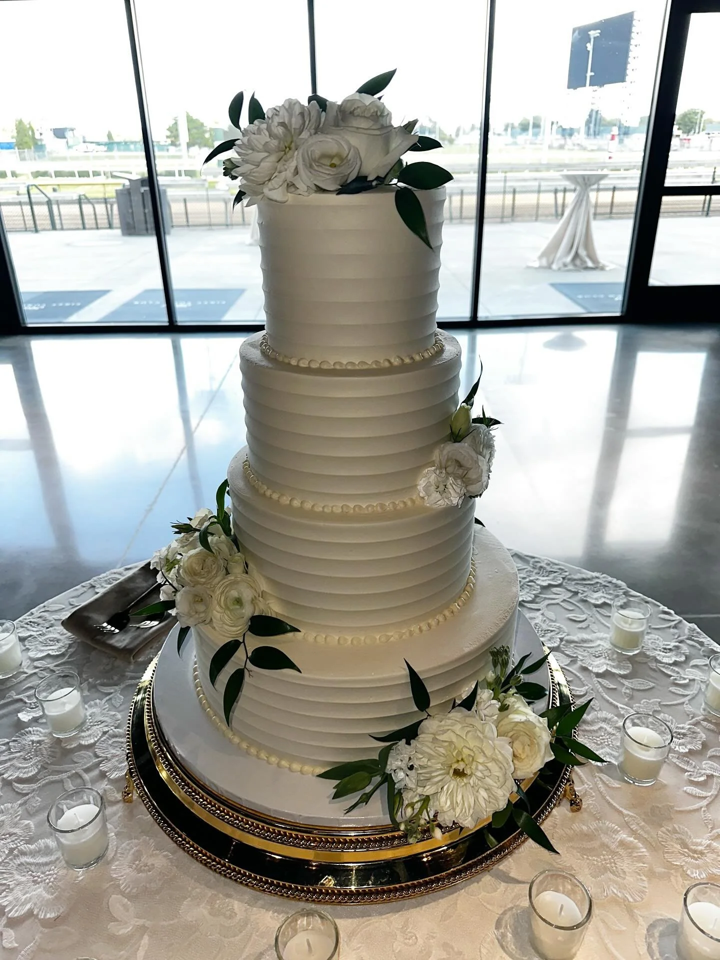 Happy Wedding Day to Julia and Cole! 🤍🐎

#weddingcake #weddings #churchilldowns #churchill #cake #customcake #weddingseason #freshflorals #bakery #custombakery #weddingbakery #ky #louisville