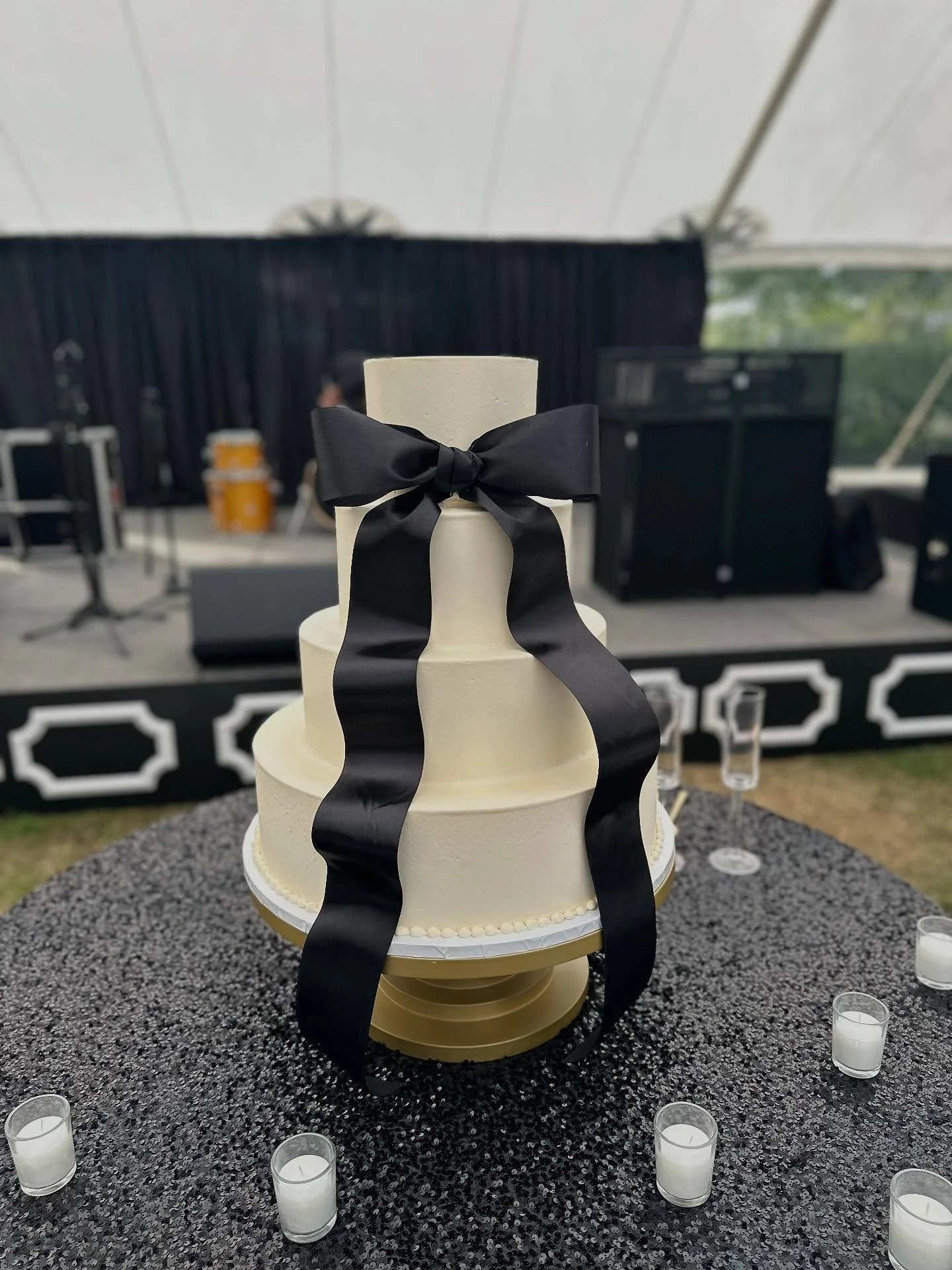 Carly and Dexter 🤍🖤 

#weddingcake #weddings #bowcake #weddingcakes #customcake #cake #weddingseason #bow #ky #kentuckywedding #kentuckyweddings #bows