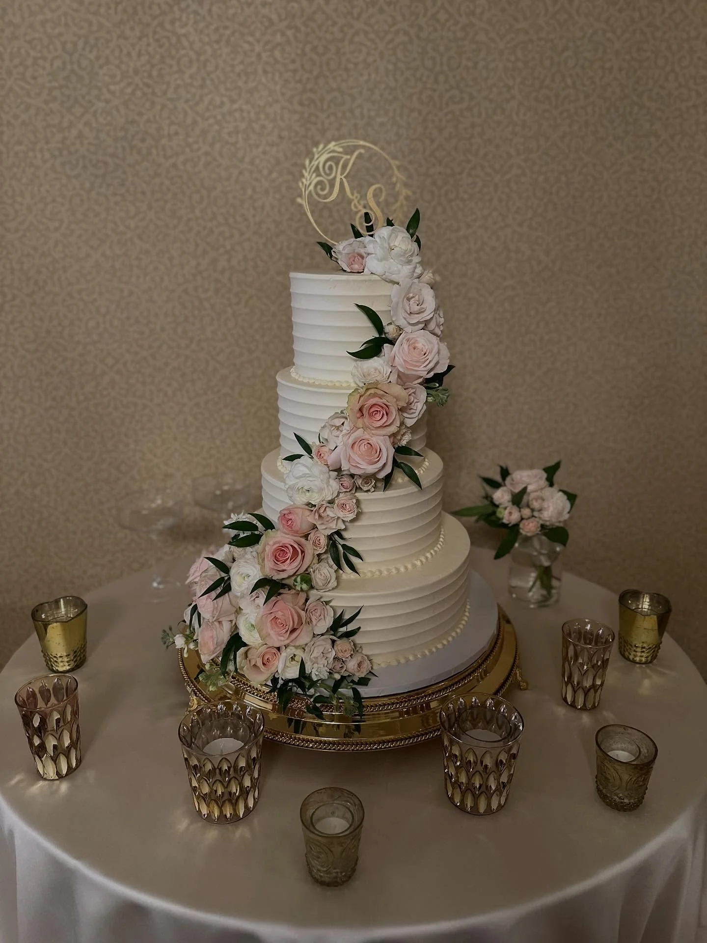 Kaitlyn &amp; Sean 🤍💗

#weddingcake #weddingseason #weddings #florals #weddingcakes #bakery #louisville #kentucky #kentuckybaker #ky #kentuckywedding #kentuckyweddings