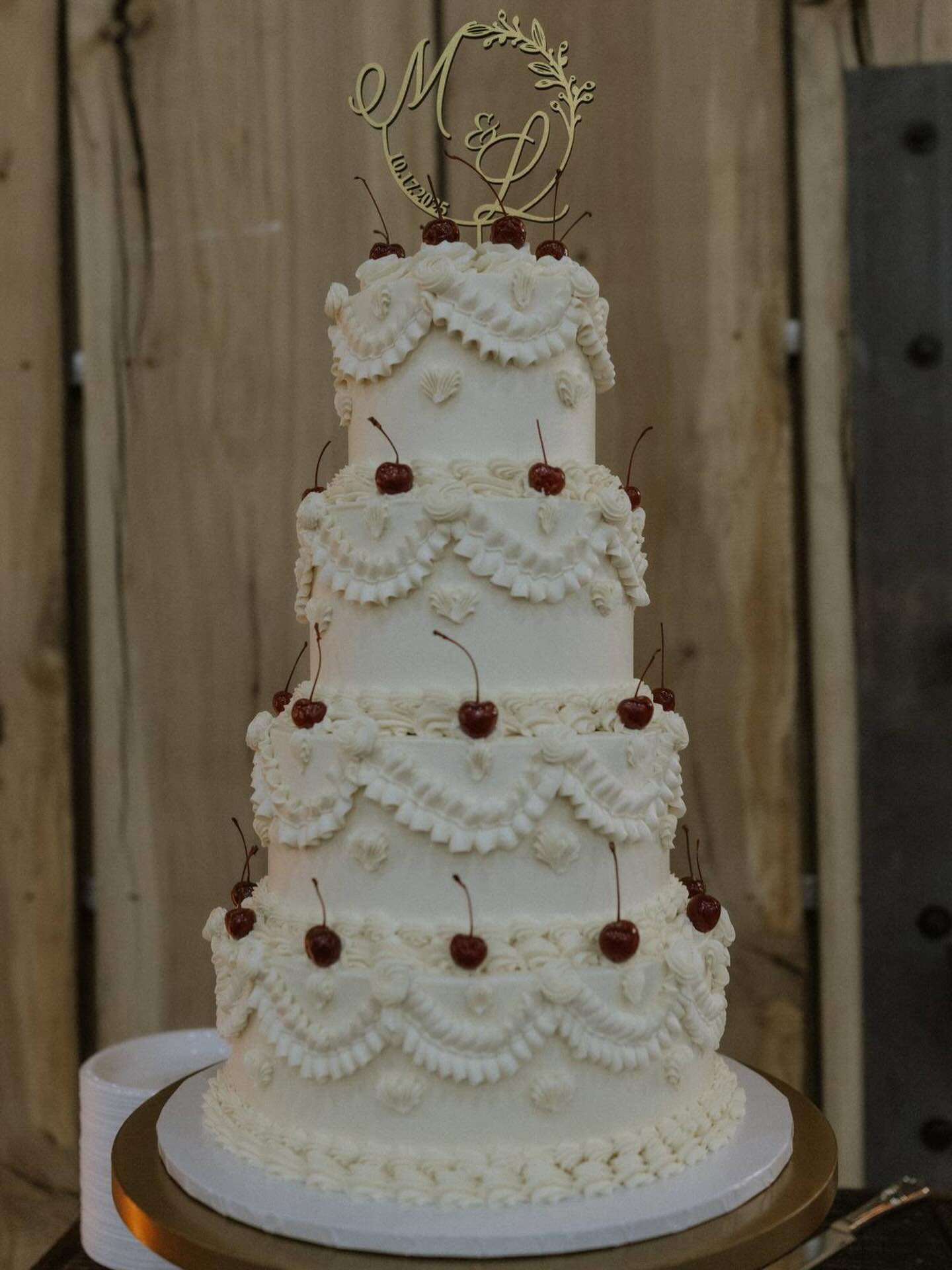 Morgan &amp; Luke 🤍🍒

📷: @everpeakphotoandfilm 

#weddingcake #weddings #weddingseason #louisville #ky #weddingcakes #bakery #weddingbakery #cherrycake #vintagecake #vintagecakes #weddingday