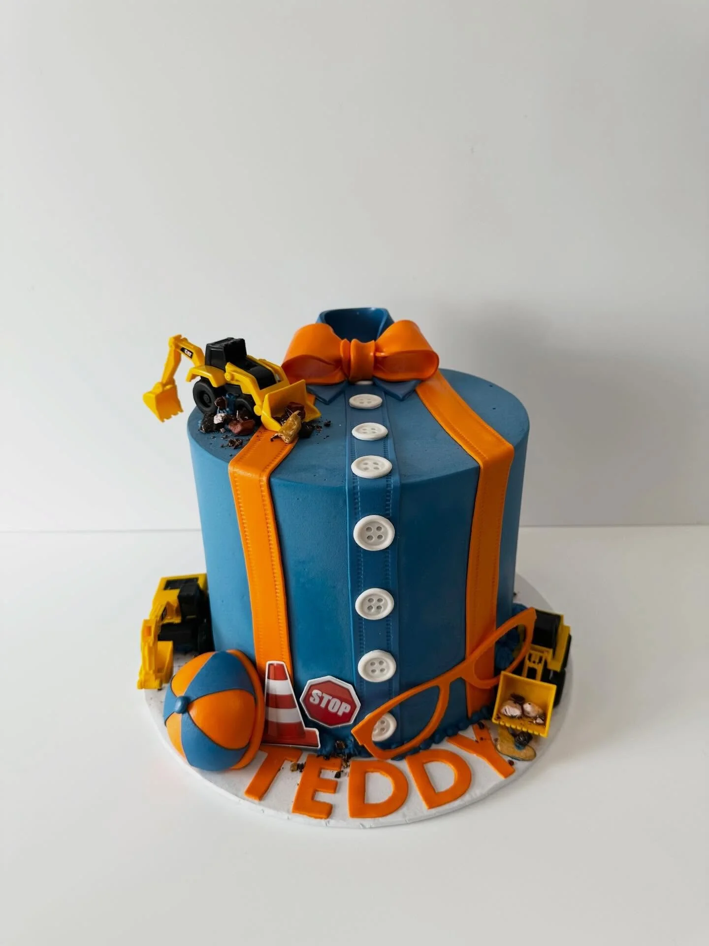 The ultimate Blippi inspired birthday cake for one very special explorer. Happy birthday Teddy 🎂🚜 🚧

#blippi #blippiparty #birthdaycake #birthday #constructioncake