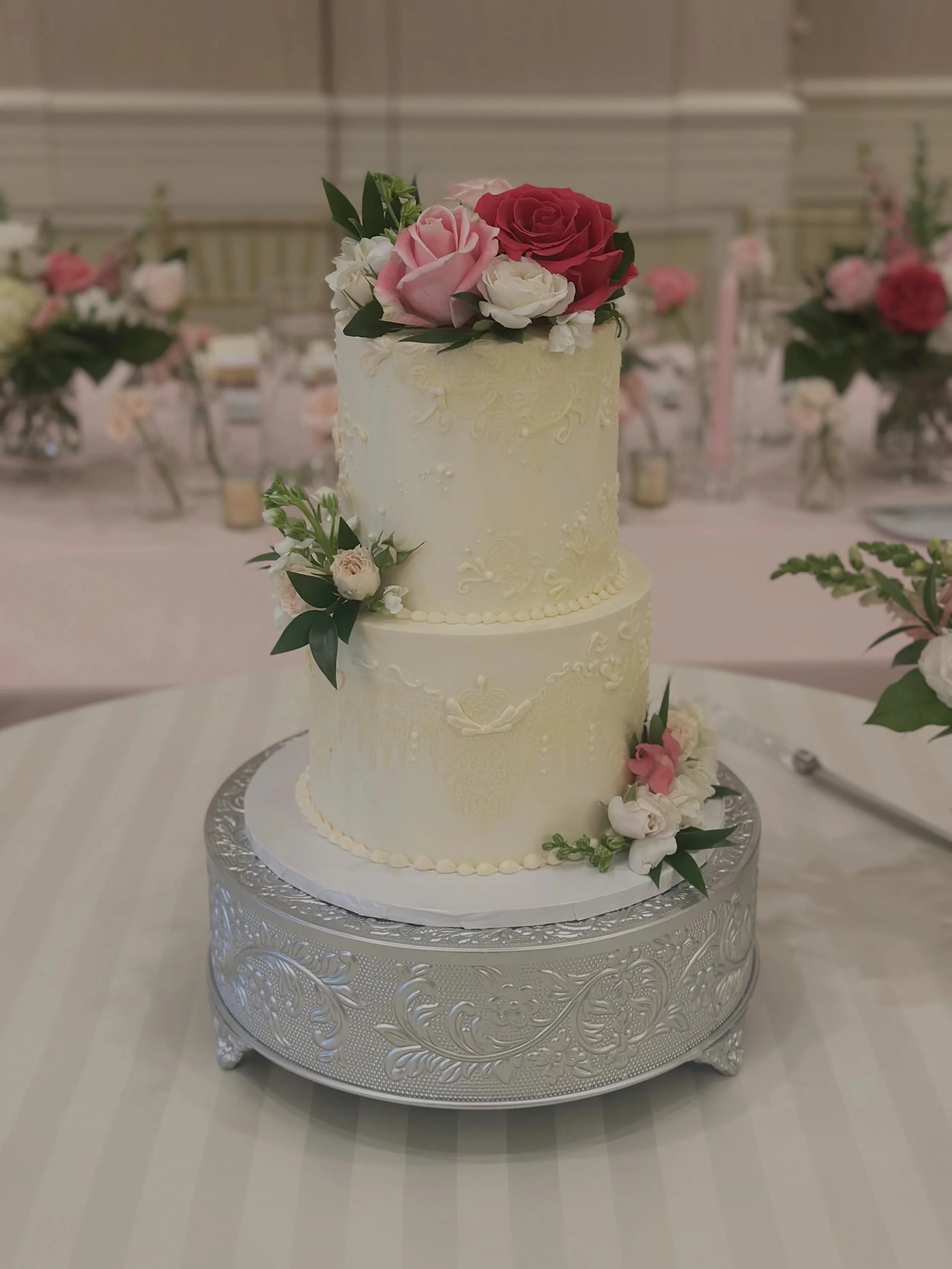 Emily and Dylan 🩷🤍

#weddingcake #weddings #weddingcakes #louisville #ky