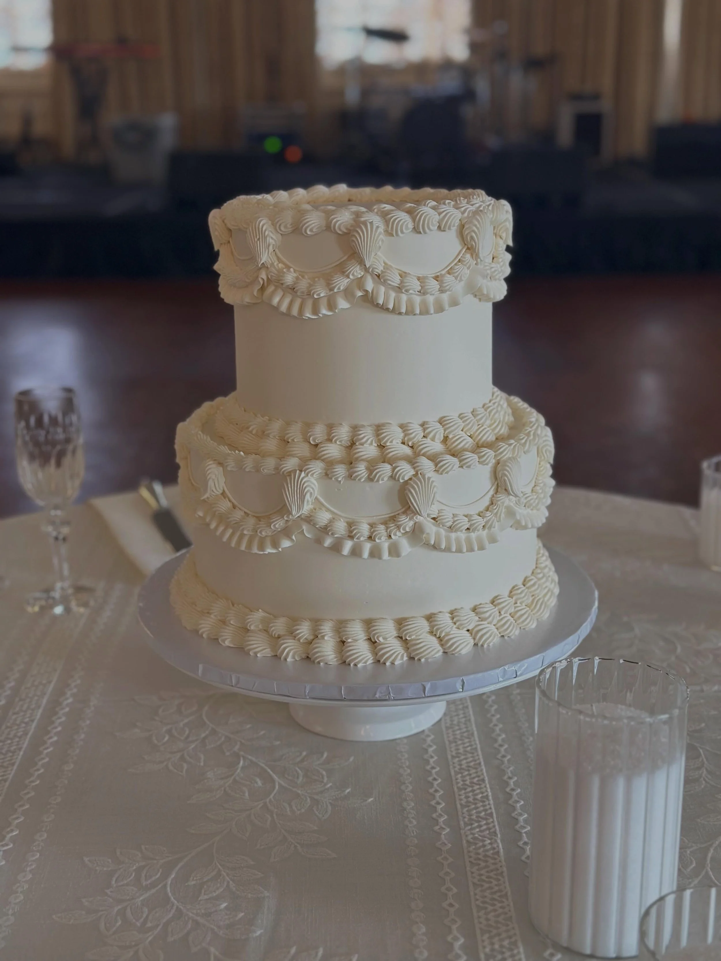 Annie and Daniel 🤍

#weddingcake #vintagepiping #weddingseason #weddings #louisvilleky
