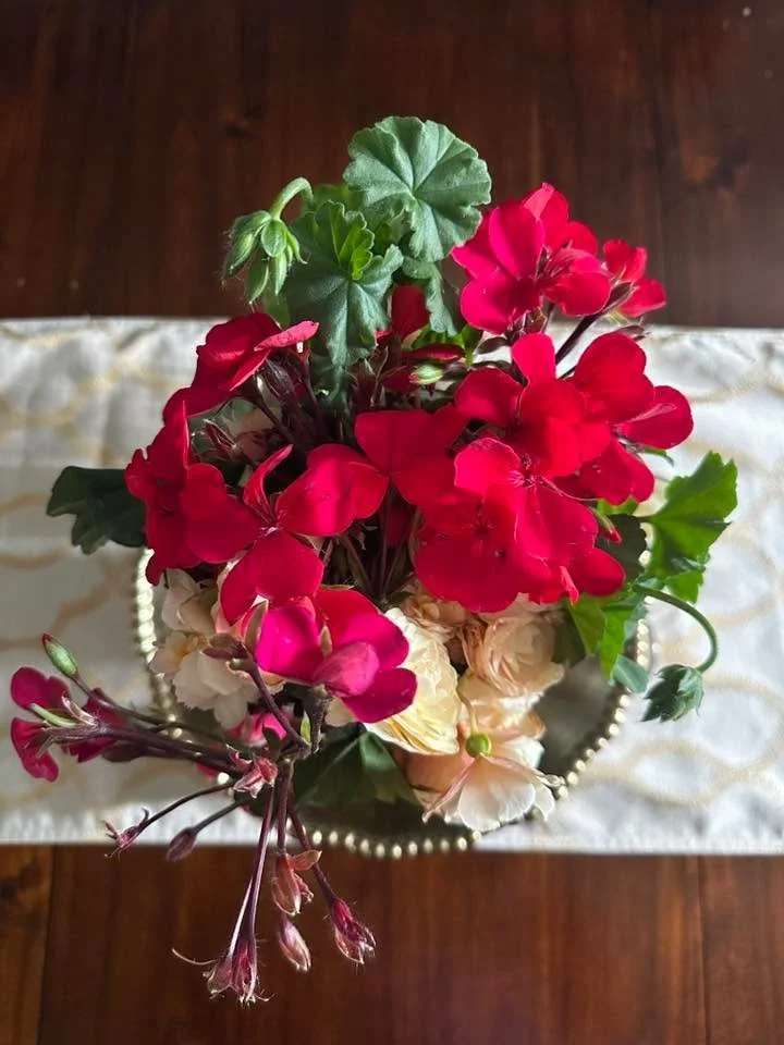 Last night&rsquo;s storm knocked over my flower basket and broke a few stems, but this morning reminded me that beauty can still bloom after a setback. 🌸✨ I gathered the pieces and turned them into a sweet bouquet for our dining table. What could ha