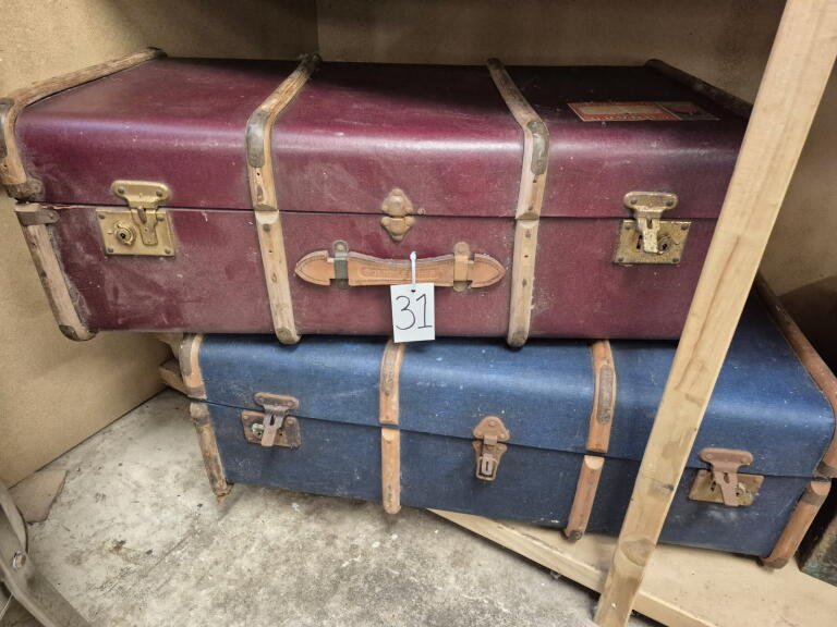 2x large vintage trunks (90 x 45 x 30cm)