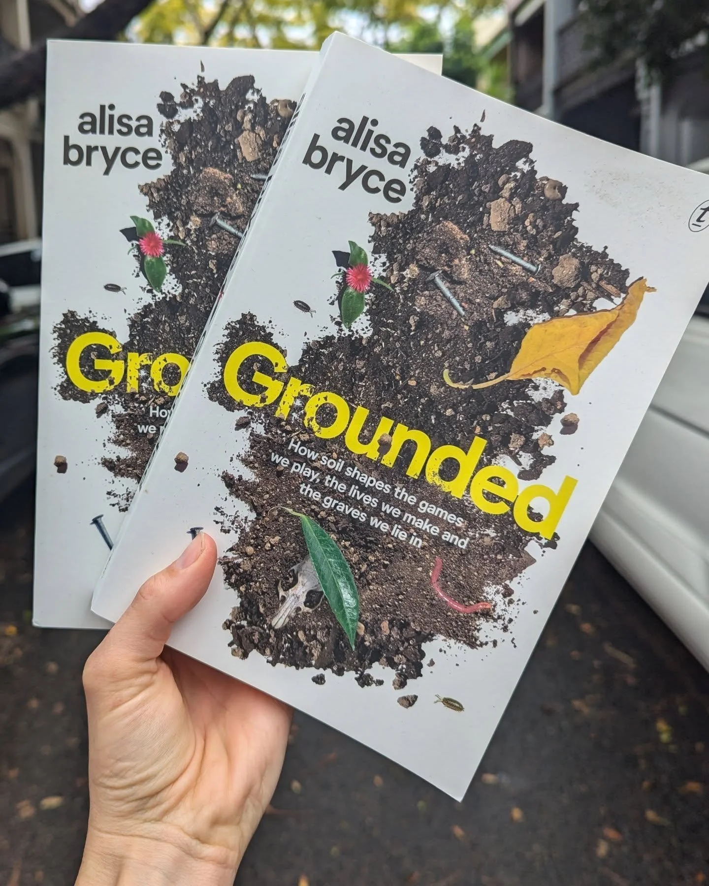 ✨ GIVEAWAY ✨ 

We're going to send a Pozible supporter a signed copy of Alisa Bryce's awesome book 'Grounded: how soil shapes the games we play, the lives we make and the graves we lie in' 💀🐛 

Winner will be drawn at random - any amount no matter 
