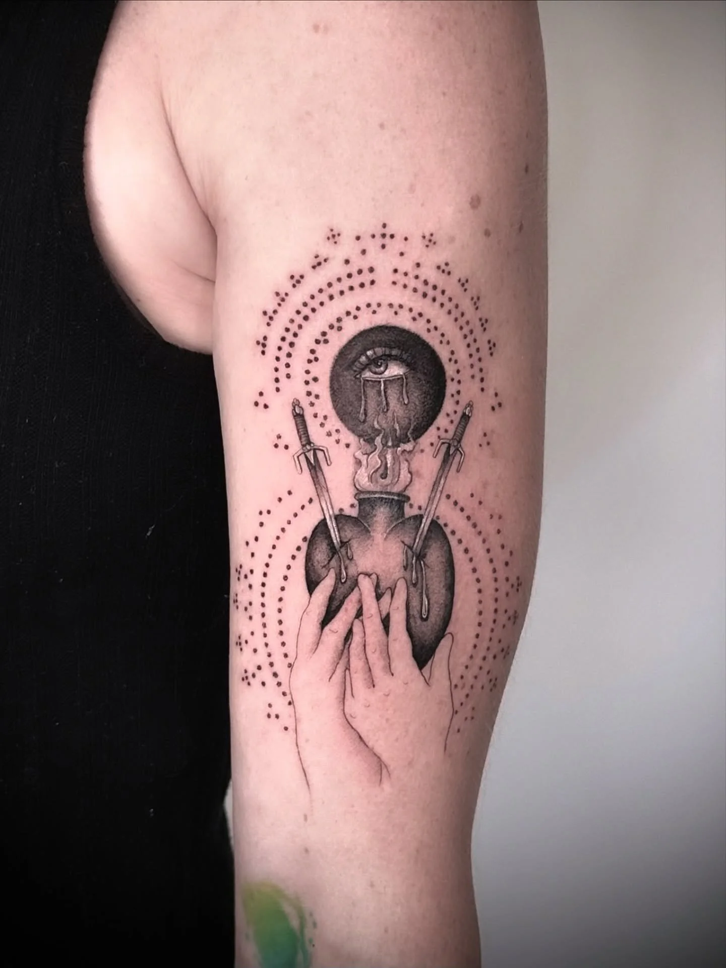 ✨ Sacred Heart ✨
Sacred hearts are one of my favourite things to draw and tattoo.I designed this piece inspired by the feeling of a broken heart after a breakup, and the strength that rises when you transform that pain into something sacred.
Iit was