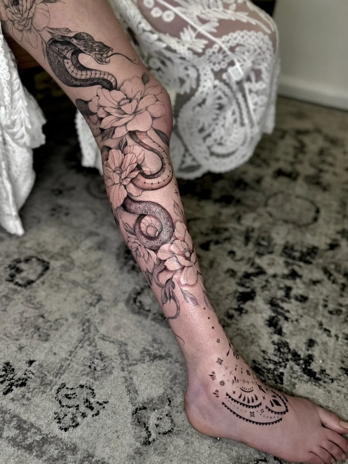 ✨Flowing from thigh to foot, this custom piece merges the power of the serpent, the elegance of flowers, and the rhythm of ornamental patterns. A balance between strength and grace 🖤
Bookings open for Gold Coast 
#SnakeTattoo #FloralTattoo #LegTat