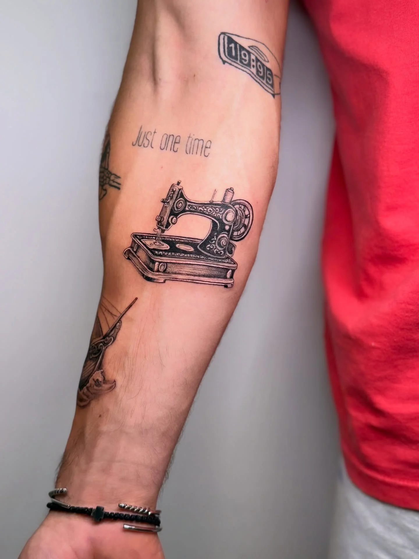 There&rsquo;s something magical about vintage machines&hellip;all those tiny details, curves, and textures that speak of craftsmanship and dedication. 🪡✨

I loved bringing this antique sewing machine to life on the skin, keeping that classic feel wh