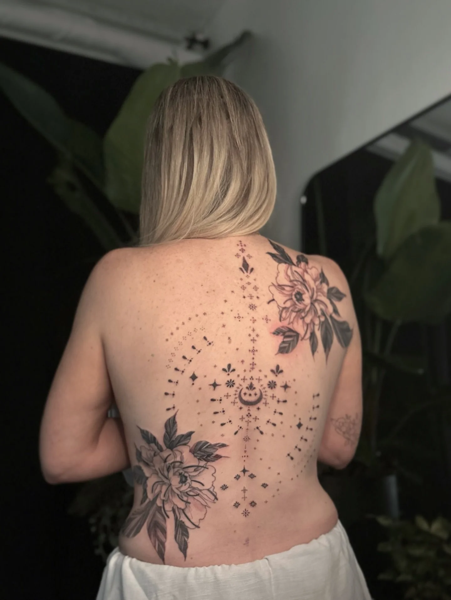 A full-back journey in florals, symmetry and softness ✨
Loved creating this custom piece, combining delicate dotwork with bold floral elements to bring movement and harmony across her back.
Every section was designed to flow naturally with her body, 