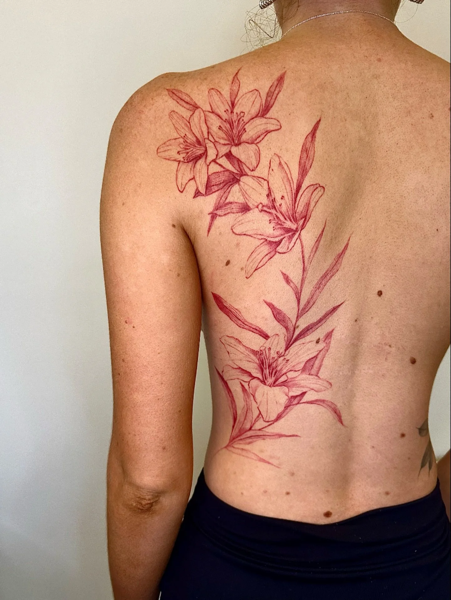 fully healed 🌺
Red ink, soft lines, and time doing its magic.
This one was about flow, patience, and trusting the process , both on skin and in life.
So happy with how the red settled and how delicately it moves with the body.
Grateful for healed ar