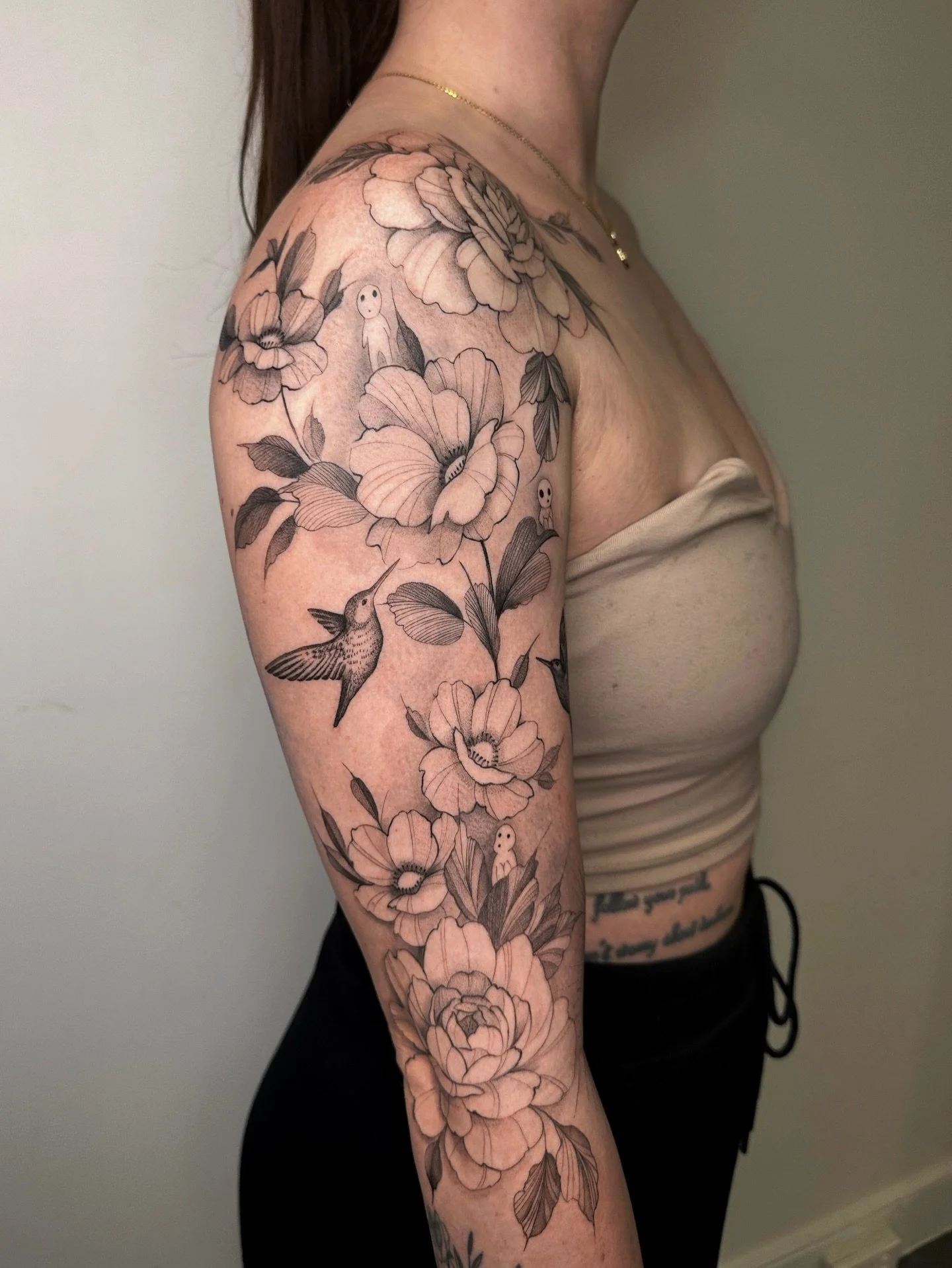 Freehand floral sleeve inspired by Princess Mononoke ✨
Forest spirits hidden between peonies and poppies, flowing naturally with the body.
This piece was drawn directly on the skin ,organic, delicate, and full of movement.

I love creating tattoos th