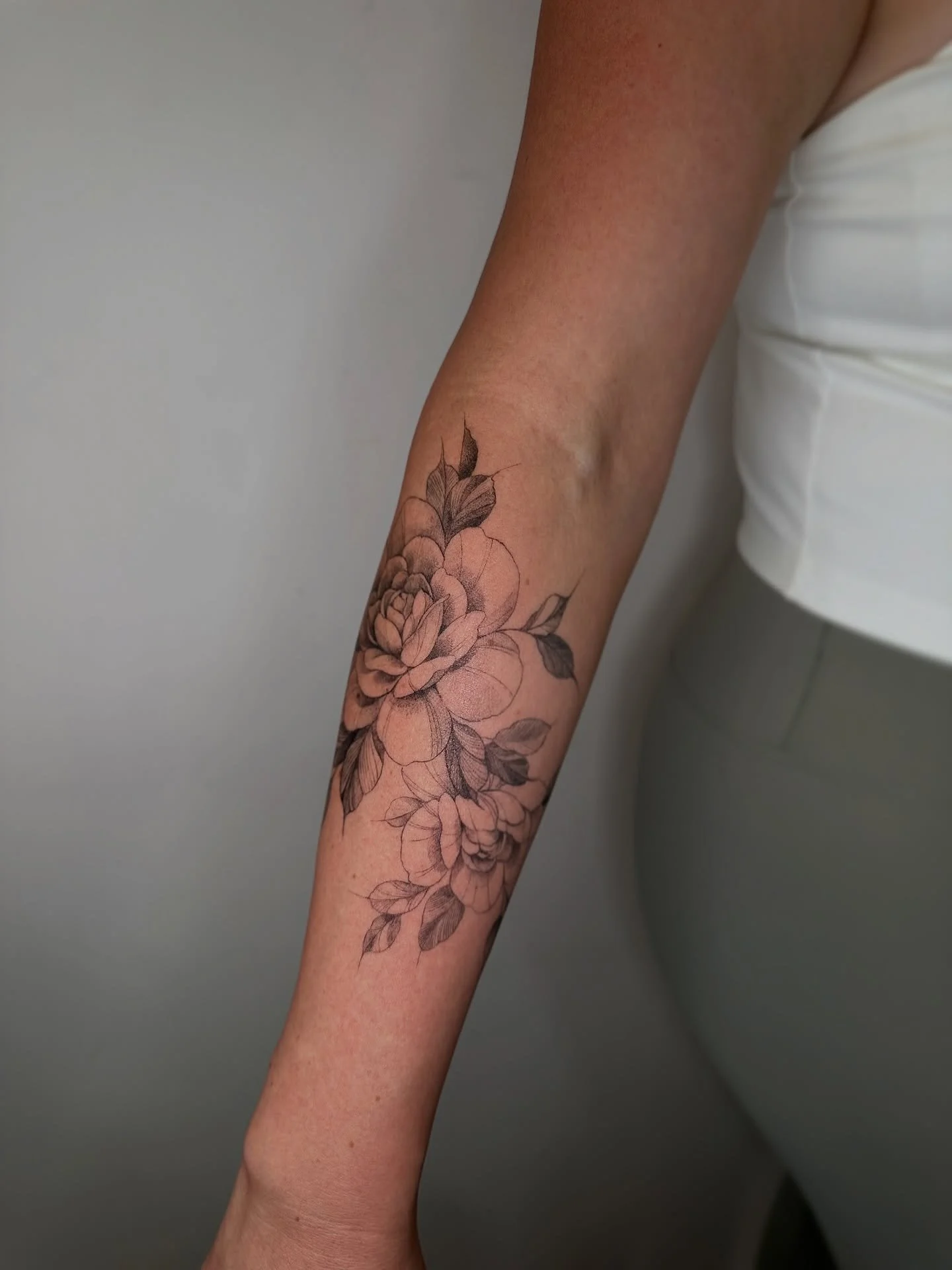 Healed tattoo 🌸✨

This freehand flower was drawn directly onto the skin, designed to flow naturally with the body&rsquo;s shape. No stencil, just intuition, balance and trusting the process.

Now fully healed and settled in beautifully. The soft sha