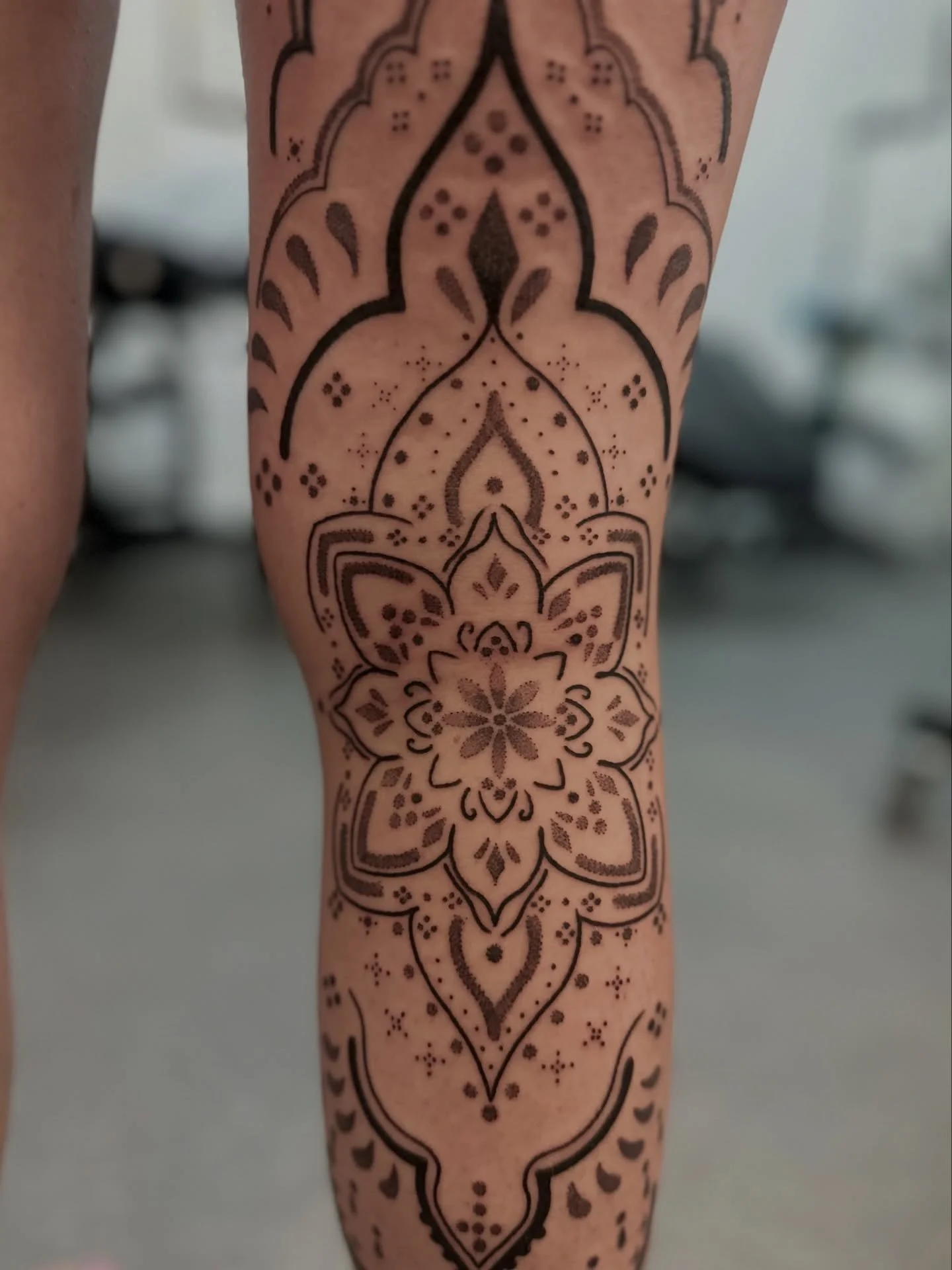 Details✨

Ornamental leg piece built entirely with dots.
Patience, precision, and flow in every detail.

#dotwork #ornamentaltattoo
