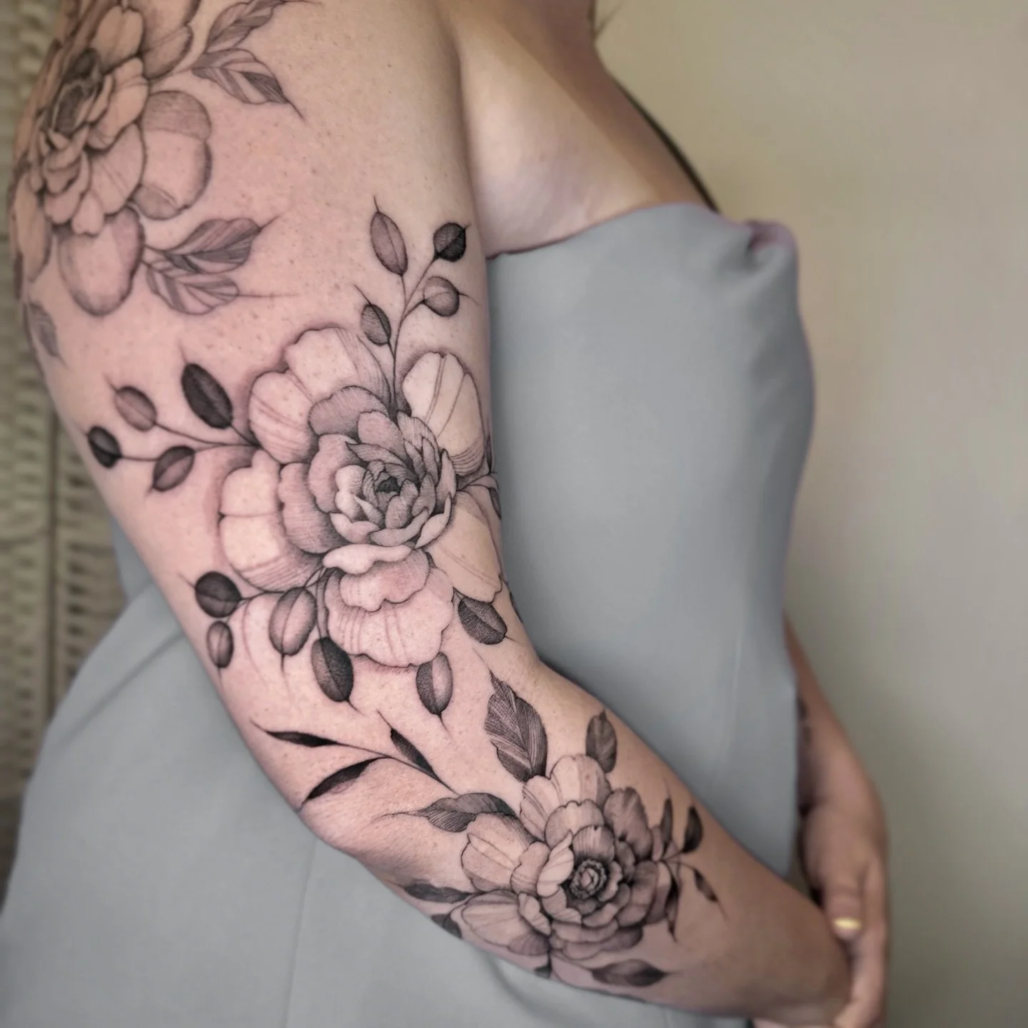 Soft florals flowing with the natural lines of the arm 🌿 
Loved creating this delicate black and grey piece with layered petals gentle shading and a composition that moves with the body

Custom designs always welcome ✨ 
DM me to bring your idea to l