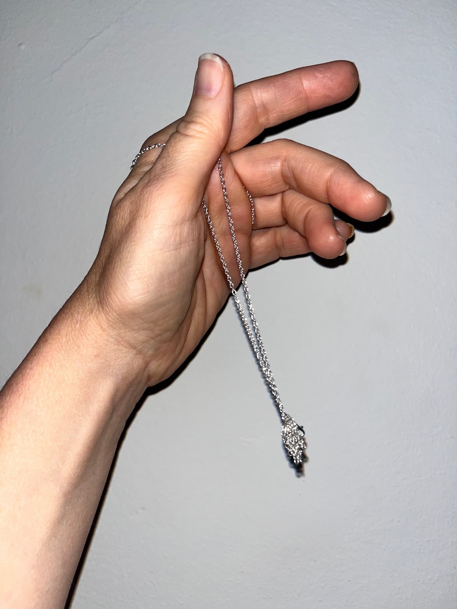 Falsh-Chandelier-Necklace-Silver-Motion.jpg