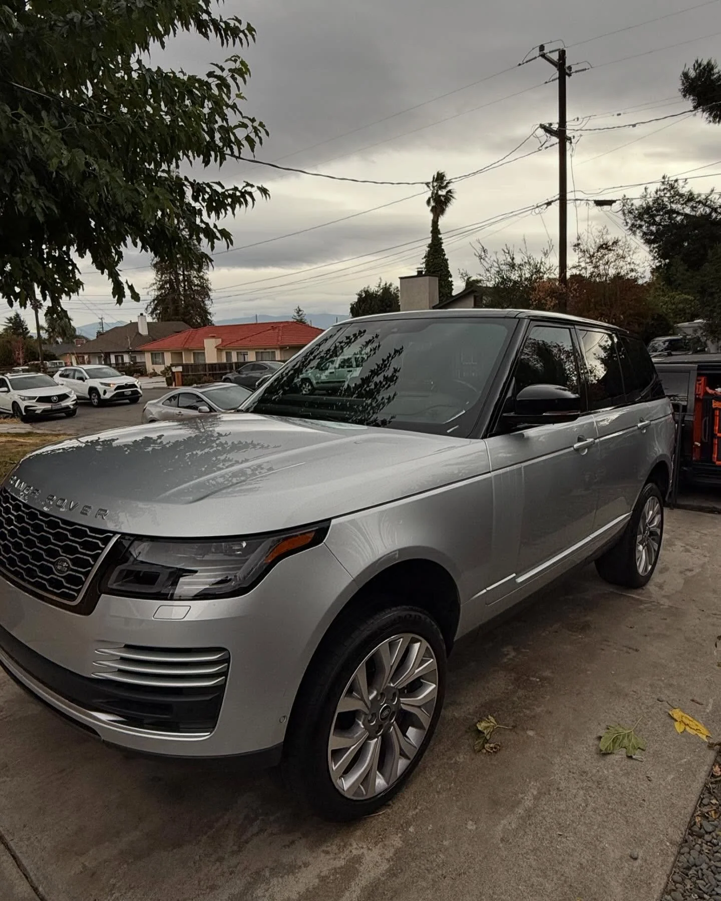 Basic detail on a Range Rover 
Book your appointment with us!📲
Located all around the bay area📍
(650)485-9461
tigersautodetail@gmail.com