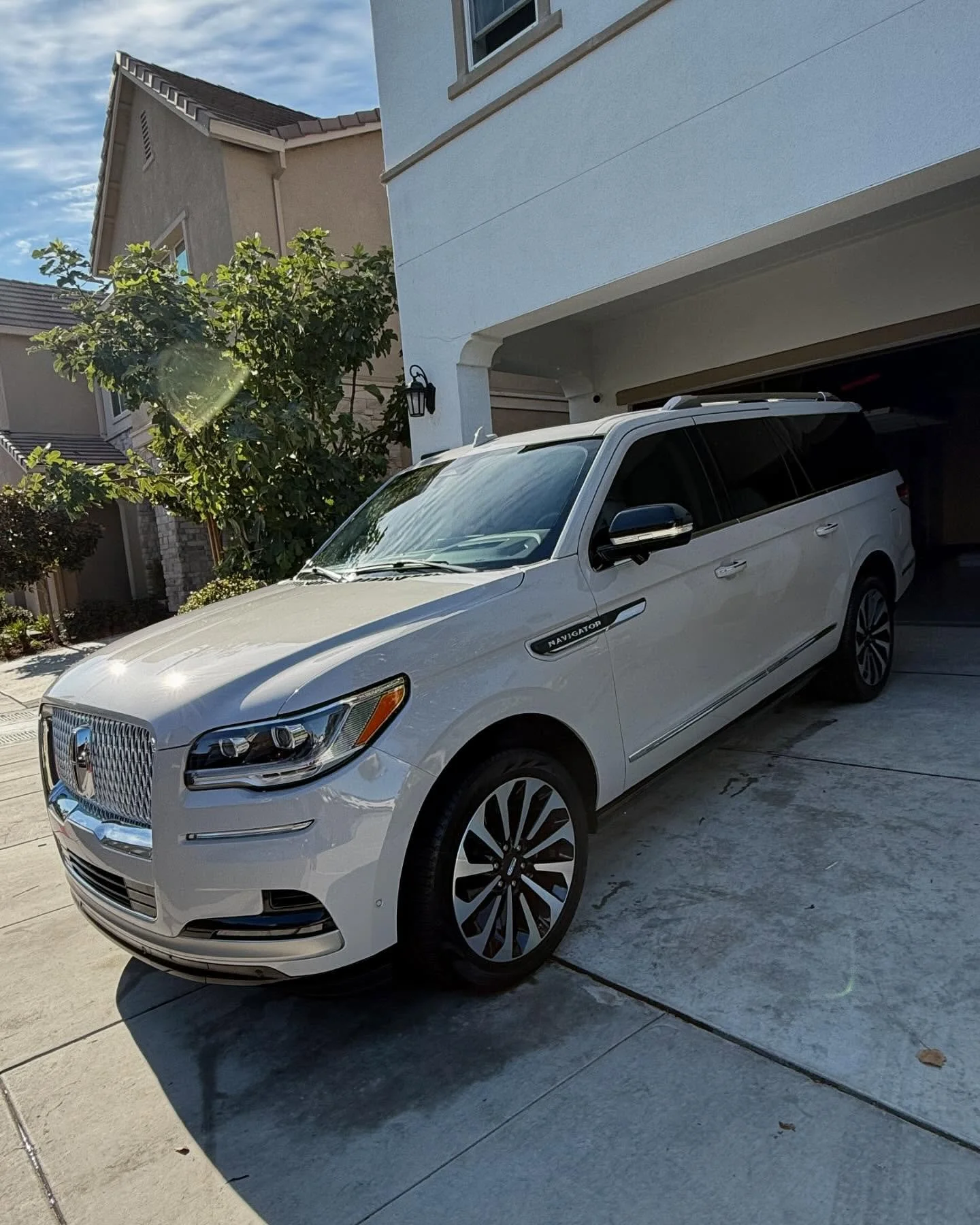 Basic detail on a Lincoln 
Book your appointment with us!📲
Located all around the bay area📍
(650)485-9461
tigersautodetail@gmail.com