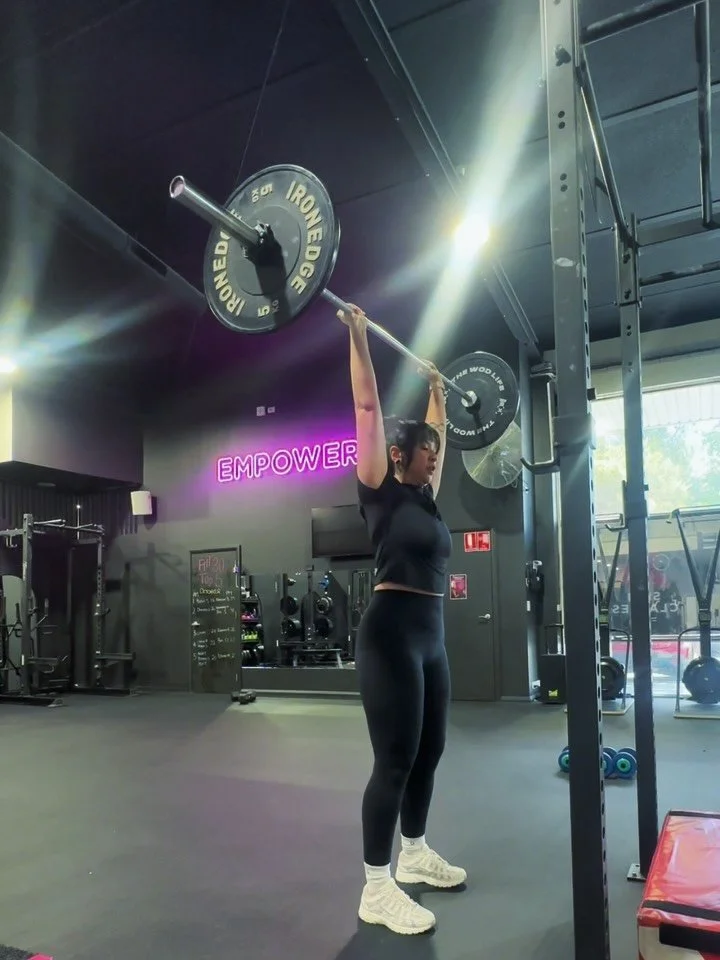 My Upper Body Burn 🔥 
If you&rsquo;re also feeling weak in your upper body but bored with your workout or unsure of what to do, save this for later! 

10-12 Barbell shoulder press
10-12 Barbell chest press
10 each side Dumbbell bicep curl 
2min spri