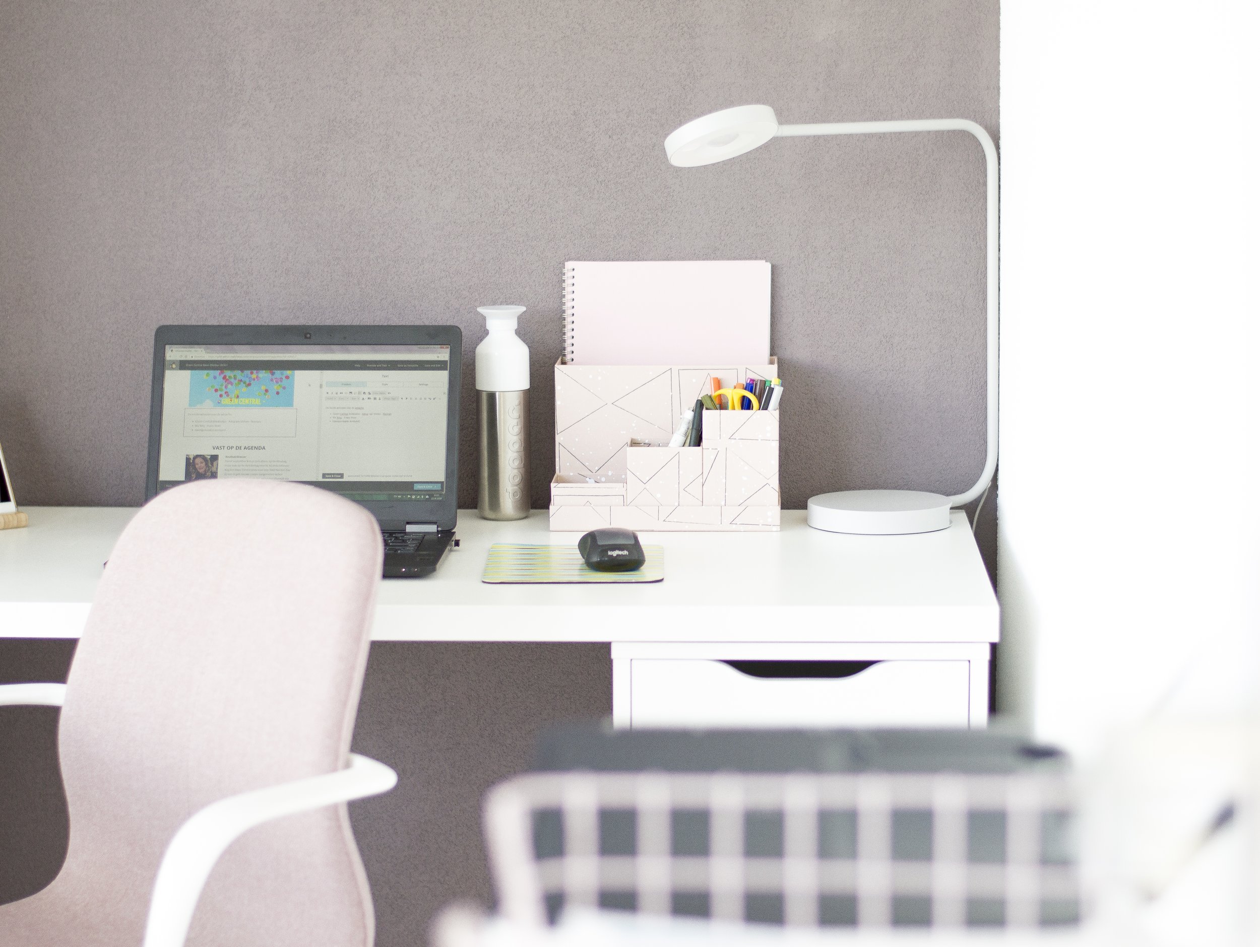 Stephany Setoe Online Business Manager kantoor