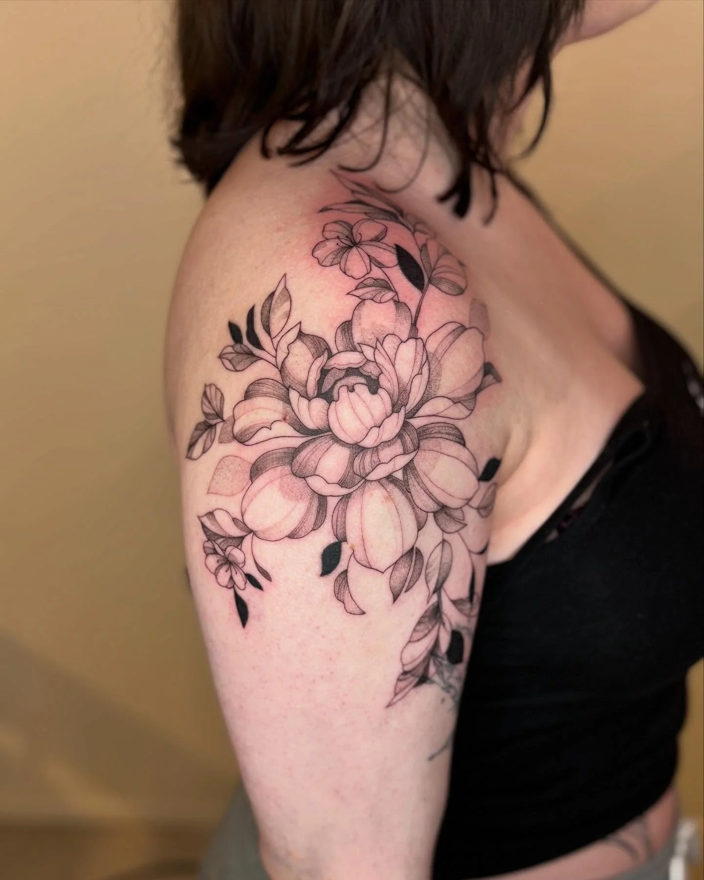 First session of fineline peonies for Bibi-Ellen🖤 Love how it’s looking so far and can’t wait to continue! 
For appointment/info feel free to send a DM or email at yvetart.ink@gmail.com! 
✨Bookings open for March and April, Utrecht and