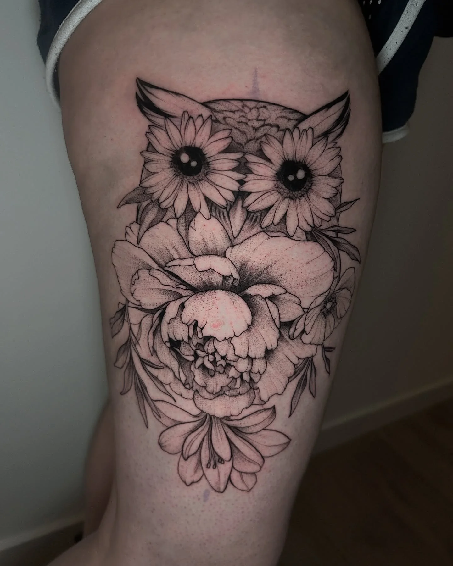 Flowery owly for Kelly! Thanks girl for stopping by ✨🧡 
#tattoovideos #owltattoo #legtattoo #tattooartist #femaletattooartist #dutchtattooartist #zeist #tattooshopzeist #tattoostudio