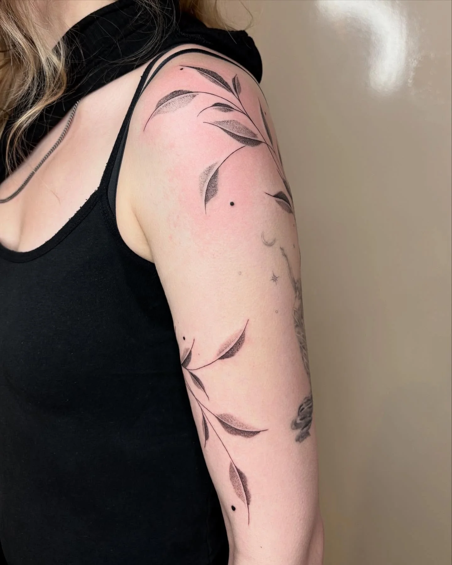 Always a pleasure to do leafy wraps! 🌿 Sanne requested to make a wrap in the style of one of my flash designs, and this is the result ✨ Thanks for the trust🖤 
Want something custom like Sanne, discuss your ideas or want a flash design? 
✨Feel free