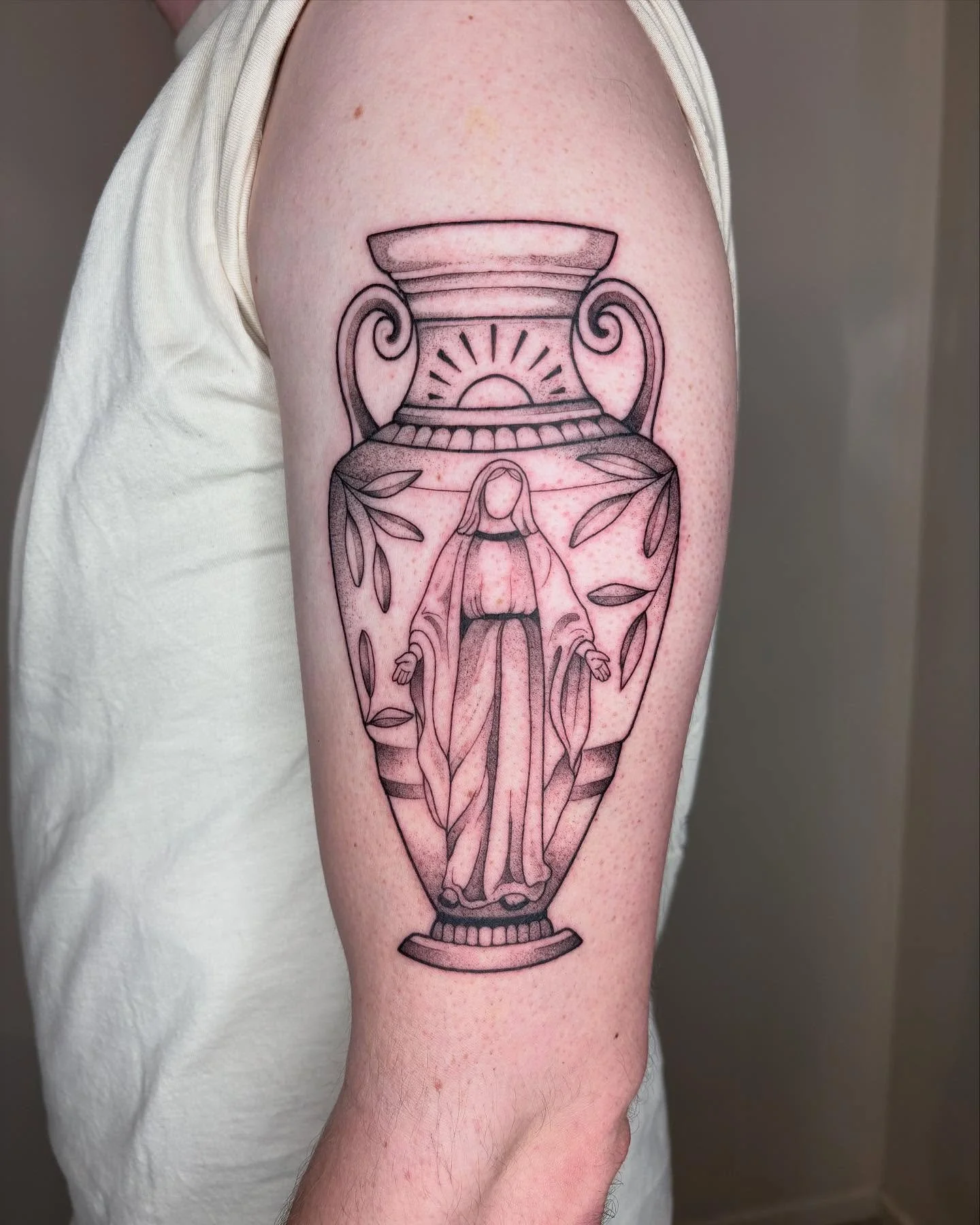 A timeless vase featuring Maria, olive leaves, and a sunset for Len☀️
More vases? Yes, please —flowers optional!🌿🏺
For appointments/questions send me a DM or email at yvetart.ink@gmail.com 
Smaller ideas also welcome✨
You can find me in Utr