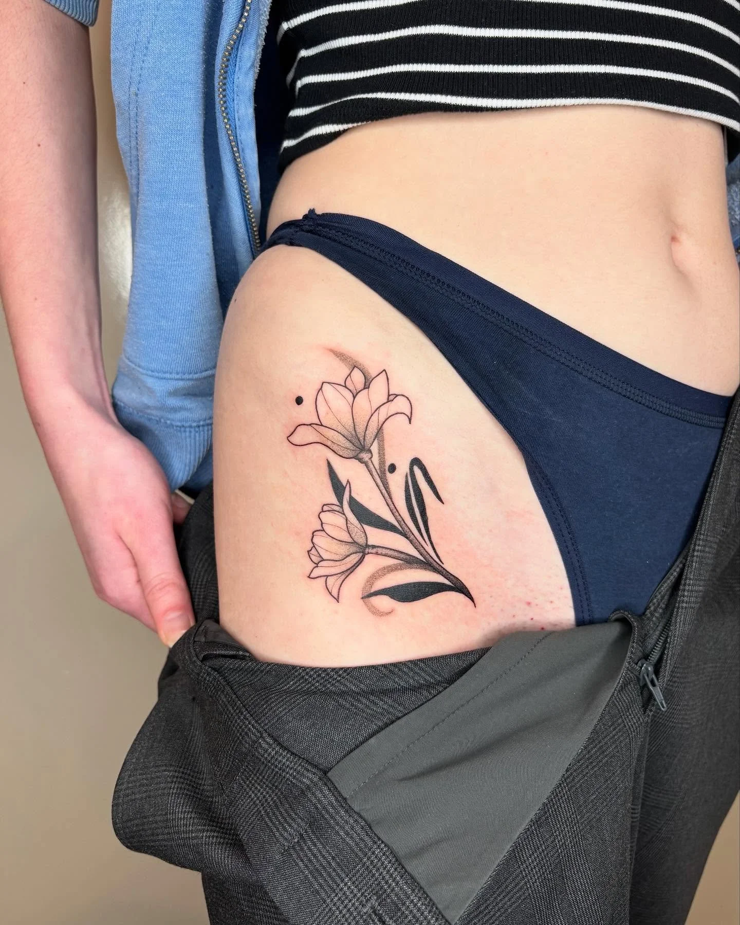 Starting the week off ❤️&zwj;🔥 Thanks for stopping by and picking this flash! Stoked about the placement u chose too

For info/appointments feel free to send me a DM or email at yvetart.ink@gmail.com. I have flash to choose from but also love to dra