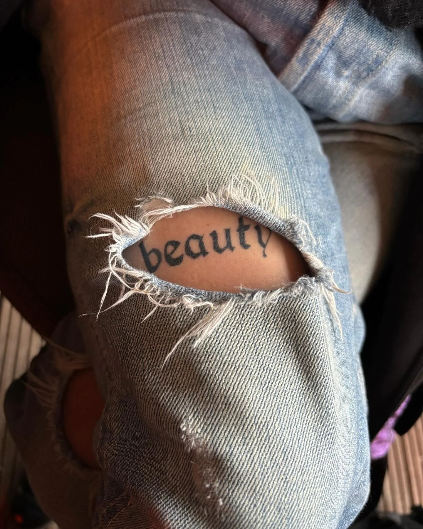 🔥 &lsquo;If pain is beauty, then I&rsquo;m a pretty bitch&rsquo; healed around the leg for my good friend Cindy, love ya😘

For info/appointments send me a DM or mail at yvetart.ink@gmail.com!🖤

You can find me in Utrecht and Zeist
@utcatattoos 
@s