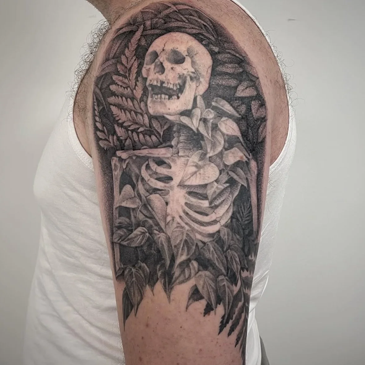 Booking November and on for Zeist at @studio.zuiver 
This black and grey skeleton was seriously one of the coolest prompts given to me by a client! The concept of nature being taken over by greenery - leaves, grass and vines - is soooo pretty and al