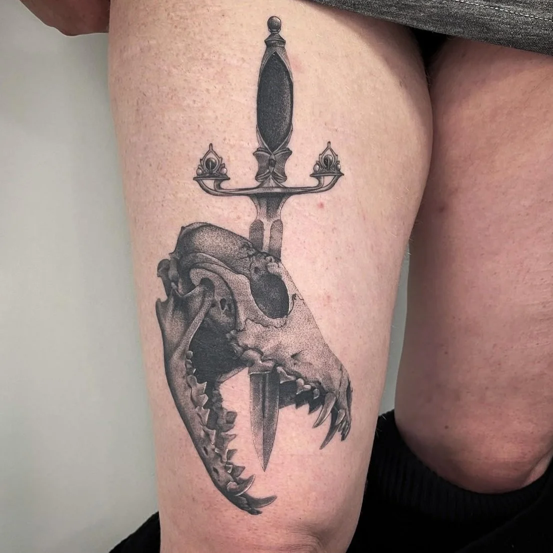 Skulls are one of my favorite things to tattoo of all time! 
Healed!!! With tiny touch ups!!!
What is your favorite subject matter in tattoos? Or just in artwork even!!
@fusion_ink @ghosttattooco @bishoprotary  @lunartattoosupply @tatsoul @vitalit