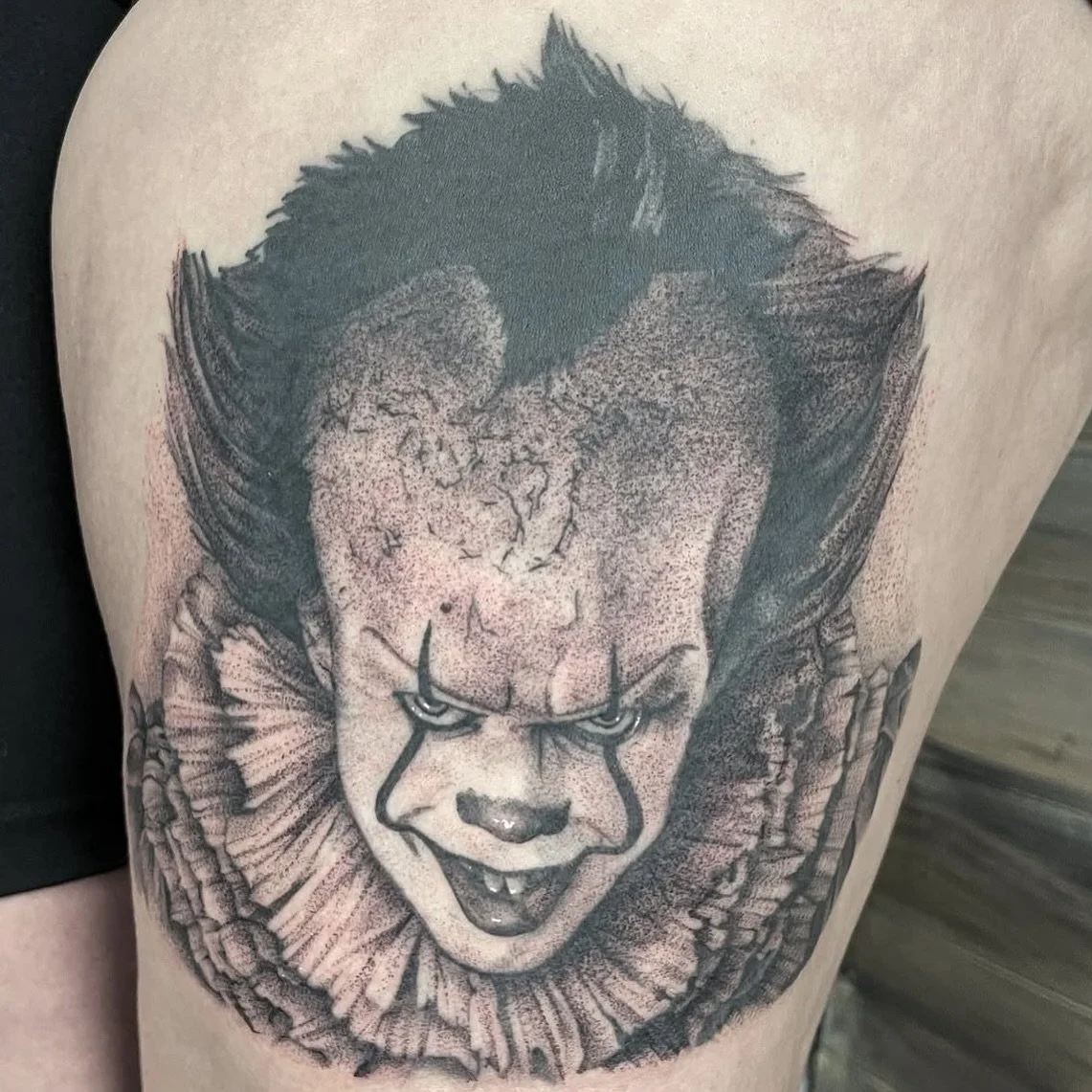 Throwback to the first real portrait I ever did! This Pennywise taught me so much after attending a portraits seminar with @deanna_art in 2021.
The best part is he’s on my mom 😂
I’d love to do more portraits (color or black and grey!)