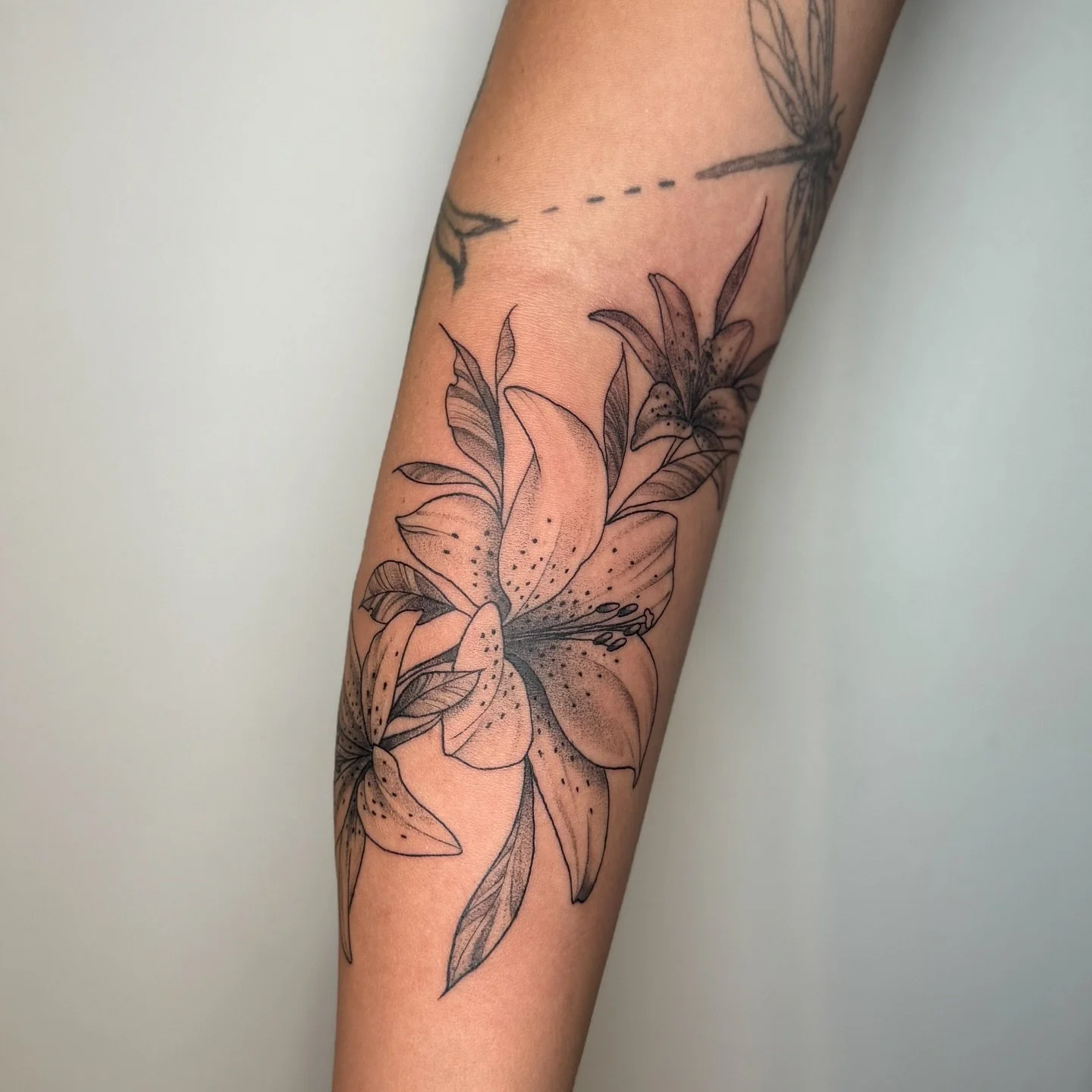 I loved making this lily piece fit next to a few other existing tattoos.
Pictures definitely don’t do it justice - but they’ll have to do because I don’t think the video came out that great… 🫠
Would definitely love to do s