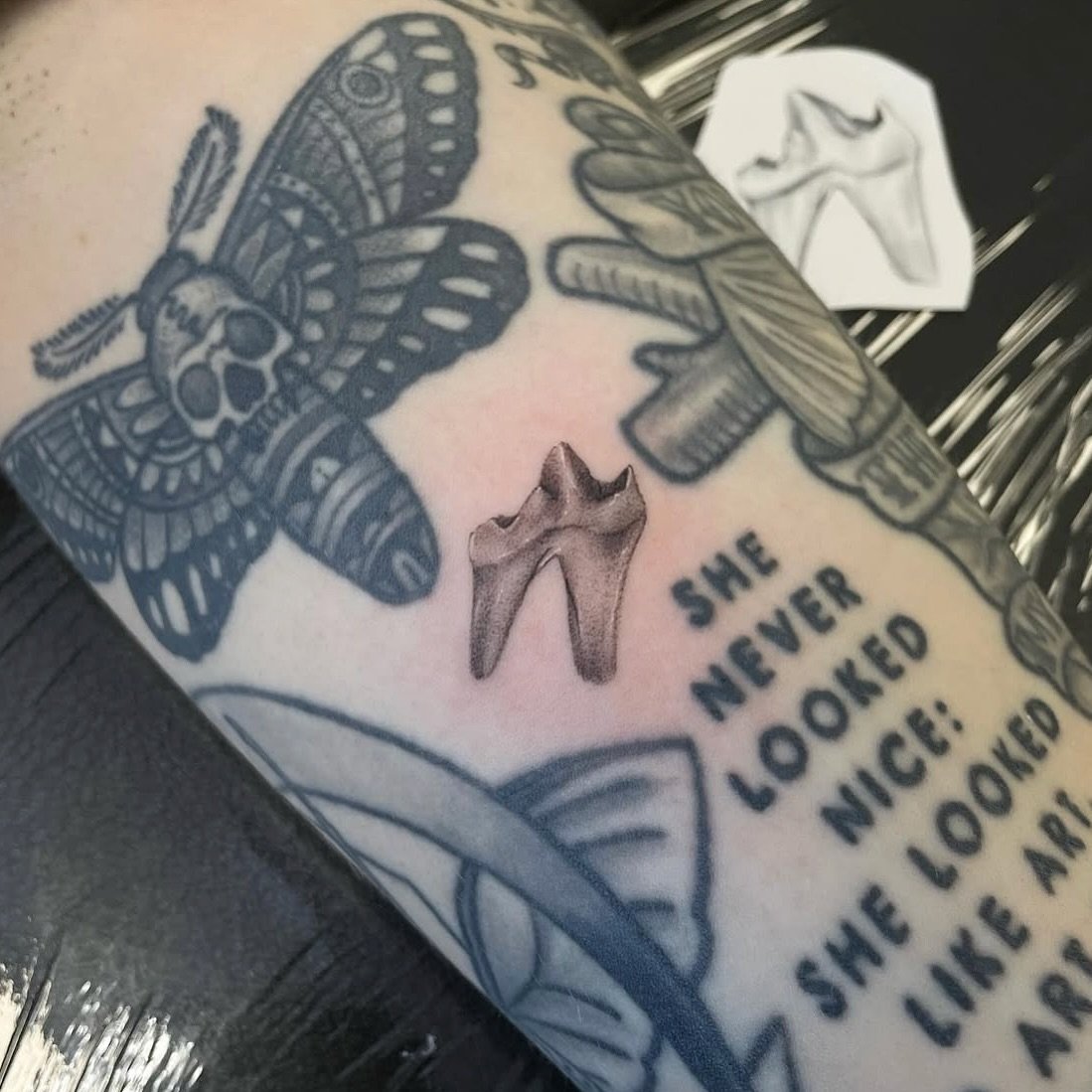 Tiny wolf tooth I did quite a while back! I would love to do some more little things like this!! 

On @vampy.vix 

Booking @studio.zuiver for small and large scale projects!

@industryinksusa @ghosttattooco @bishoprotary  @lunartattoosupply @tatsoul 