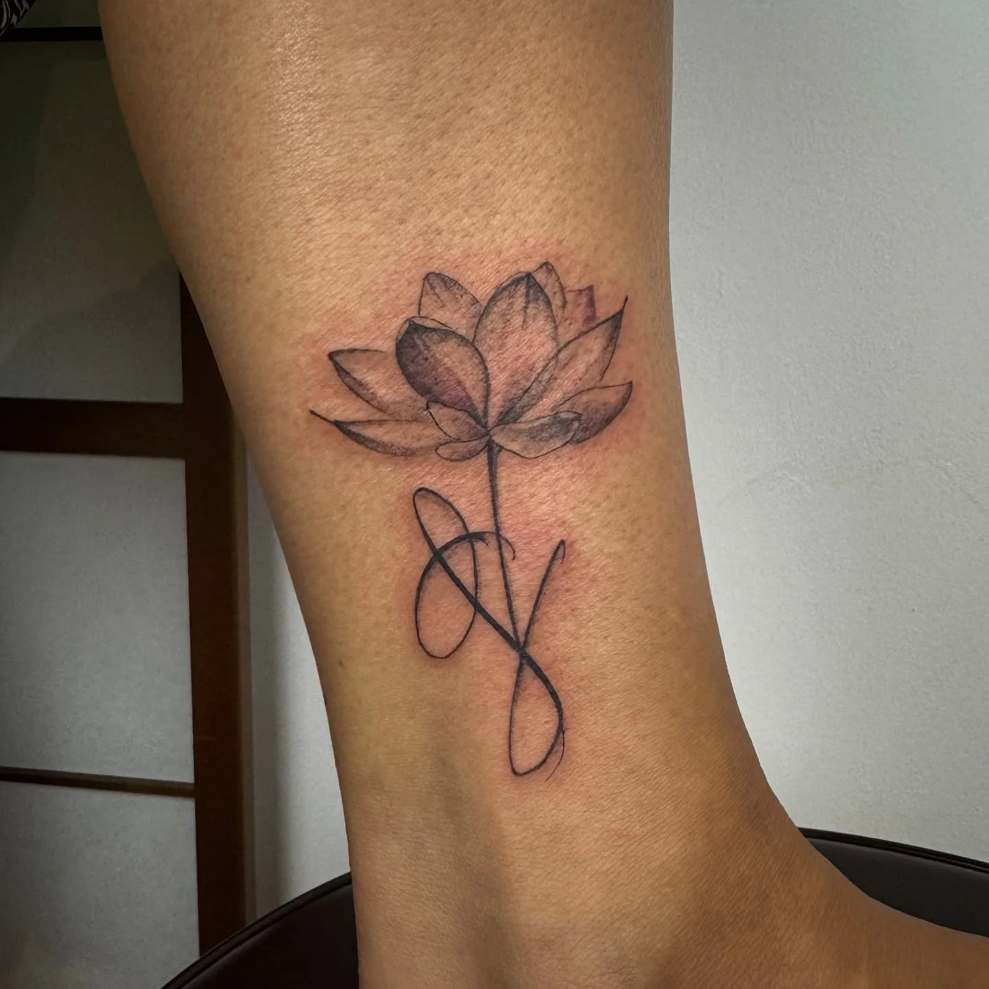 First tattoo done in the Netherlands!🇳🇱 

This lotus was such a sweet piece for Judith! Keep your eyes peeled for a little rework we did as well!! 

@studio.zuiver 

@industryinksusa @ghosttattooco @bishoprotary  @lunartattoosupply @tatsoul @vitali