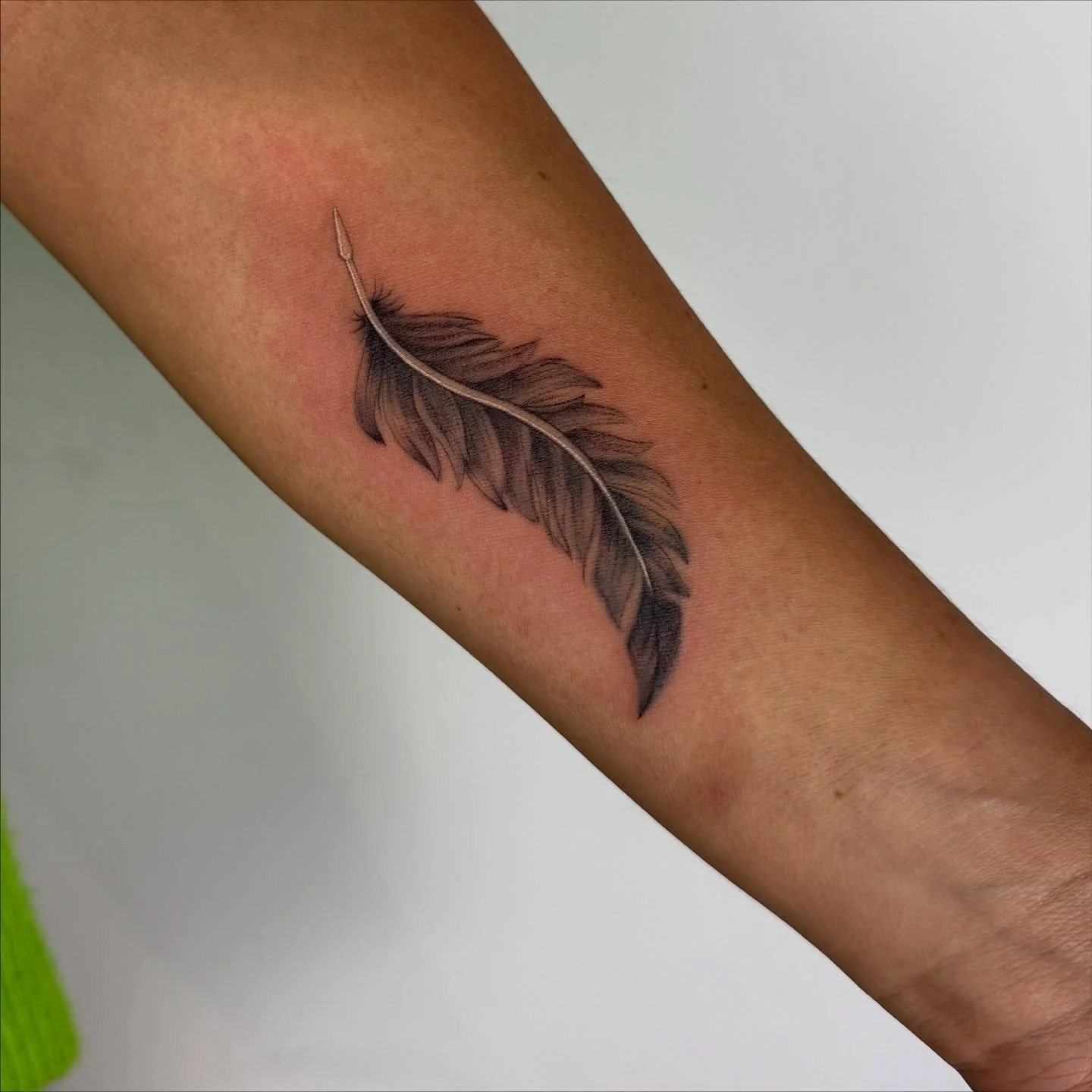 Simple little rework of a feather for Judith as well! You can find the lotus I did for her on a previous post!

It was a pleasure to create these pieces for you! 🥰
Now booking for your next tattoo through the rest of 2025 and into 2026! 

Kleine, si