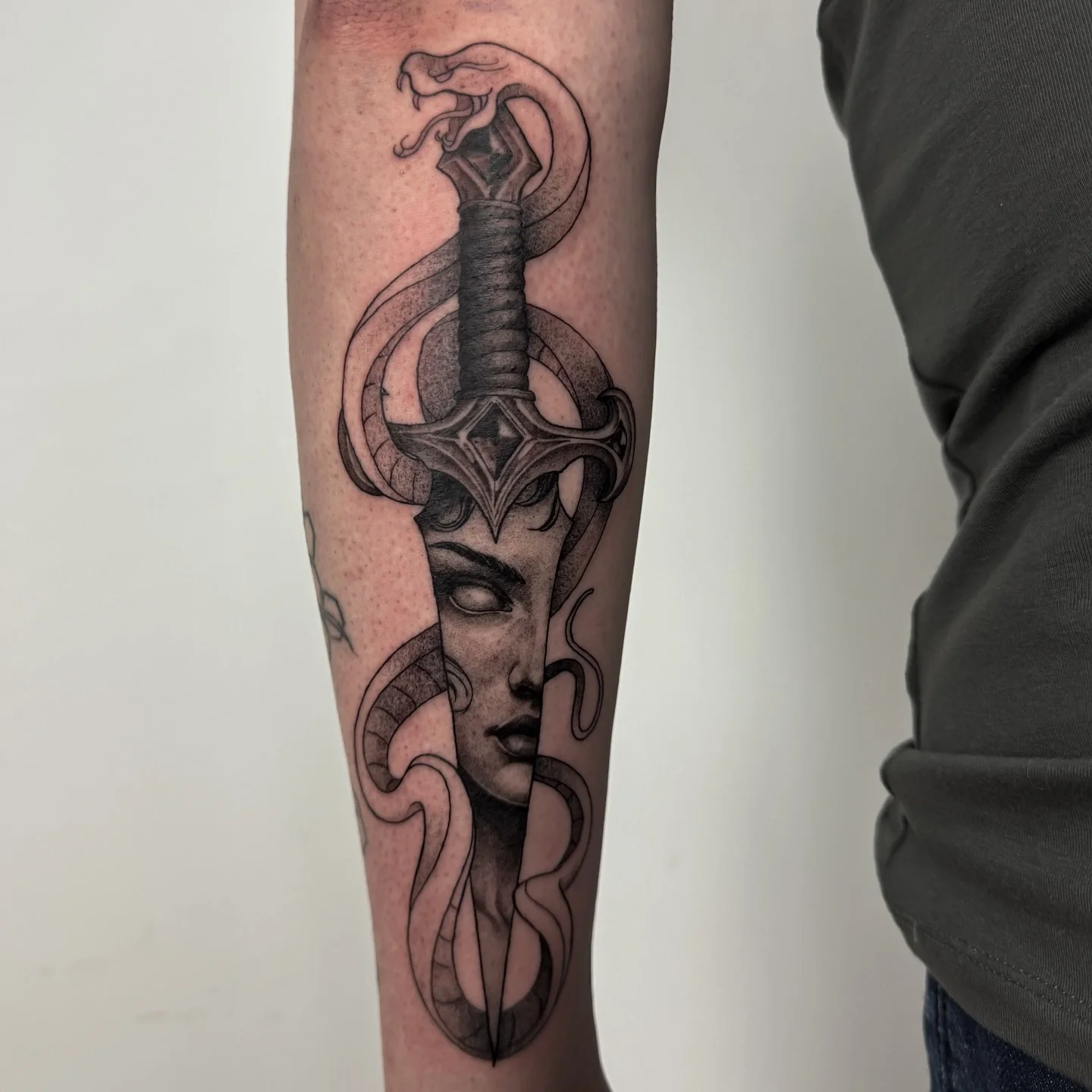 I had the absolute pleasure of doing this Medusa inspired dagger piece for my friend @s_and_g_creations 

I would love to do more work like this!!!

Booking Zeist @studio.zuiver through the rest of 2025 and into 2026!!

Ik had het absolute genoegen o