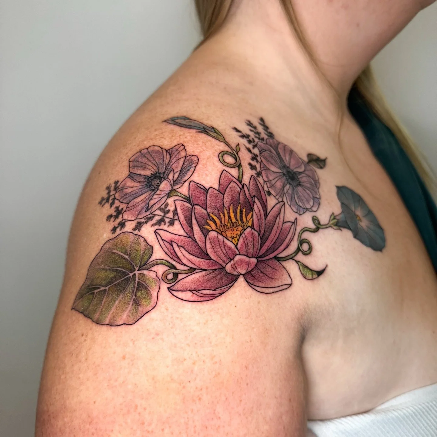 Subtle color in this shoulder and collarbone piece! 

While not my usual offering, I really enjoyed the process of making this custom birth flower piece 🥰

Booking @studio.zuiver for 2026! 
Zeist, Netherlands

 @bishoprotary @vitalitreetattoo @sanid