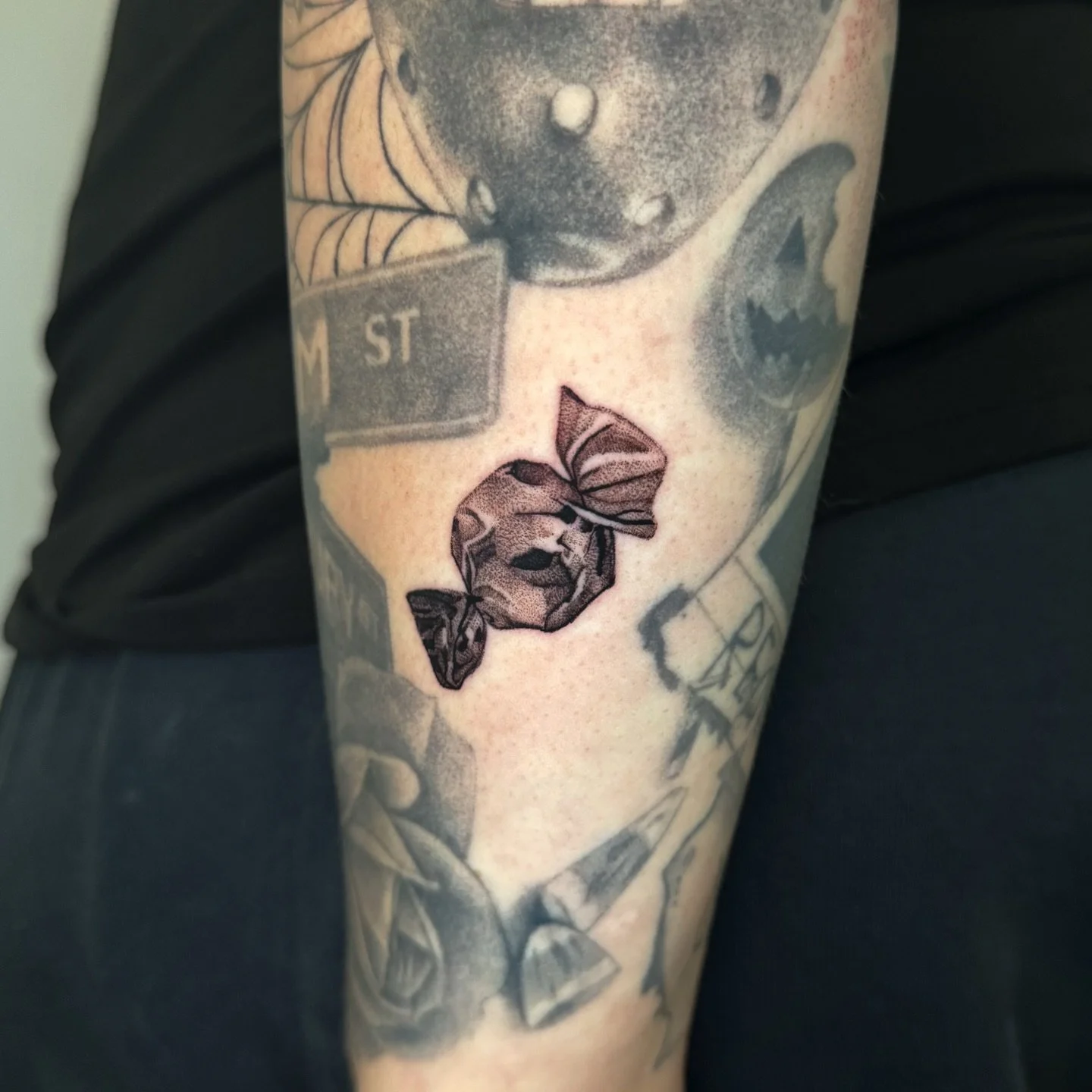 A little wrapped piece of candy for Casey! 

For such a small tattoo I had an absolute blast creating this little guy!

I do tattoos of all sizes! Big and small 🥰

@studio.zuiver booking for 2026 in Zeist, Netherlands

 @bishoprotary @vitalitreetatt